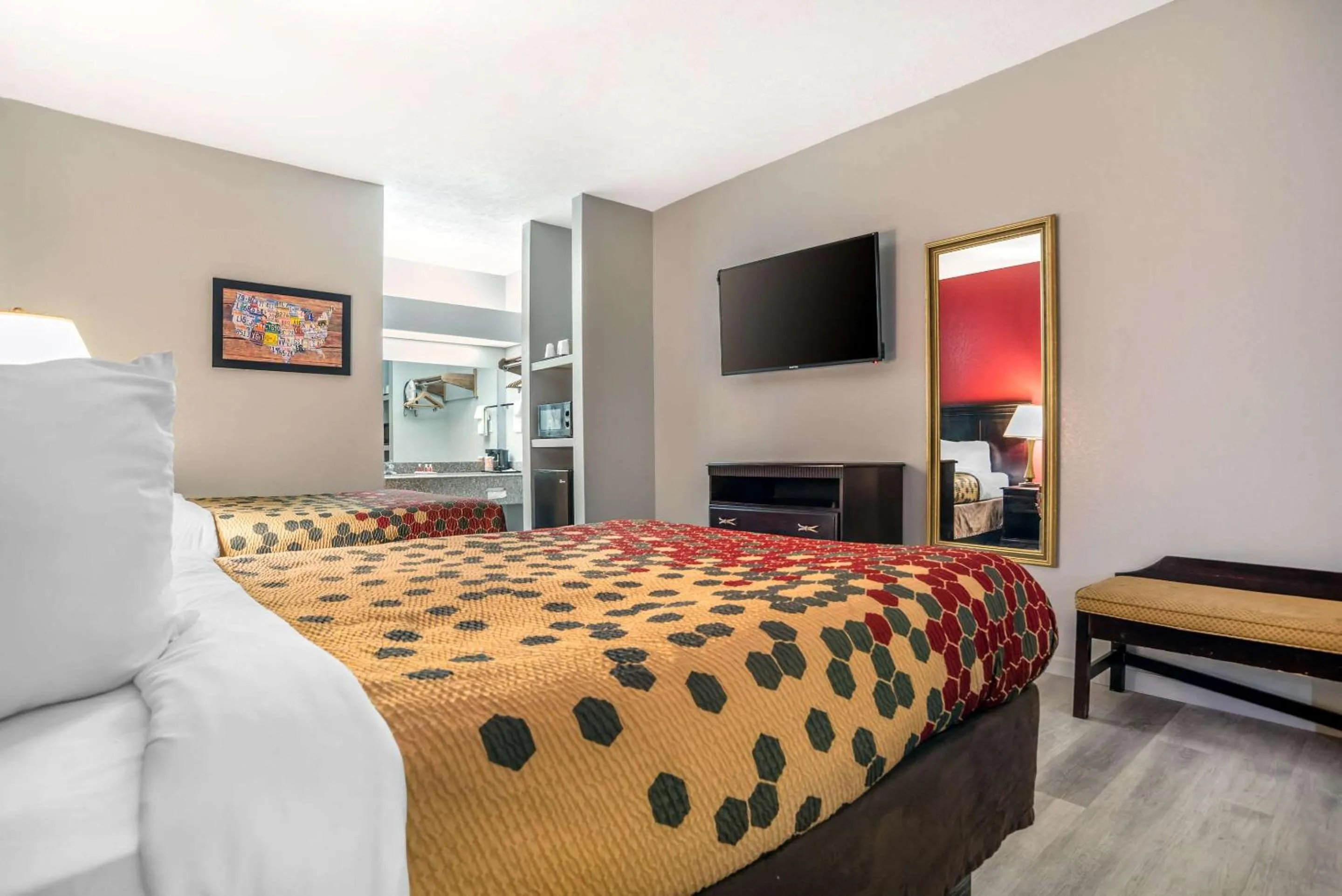 Bedroom, Bed in Econo Lodge Inn & Suites Philadelphia MS