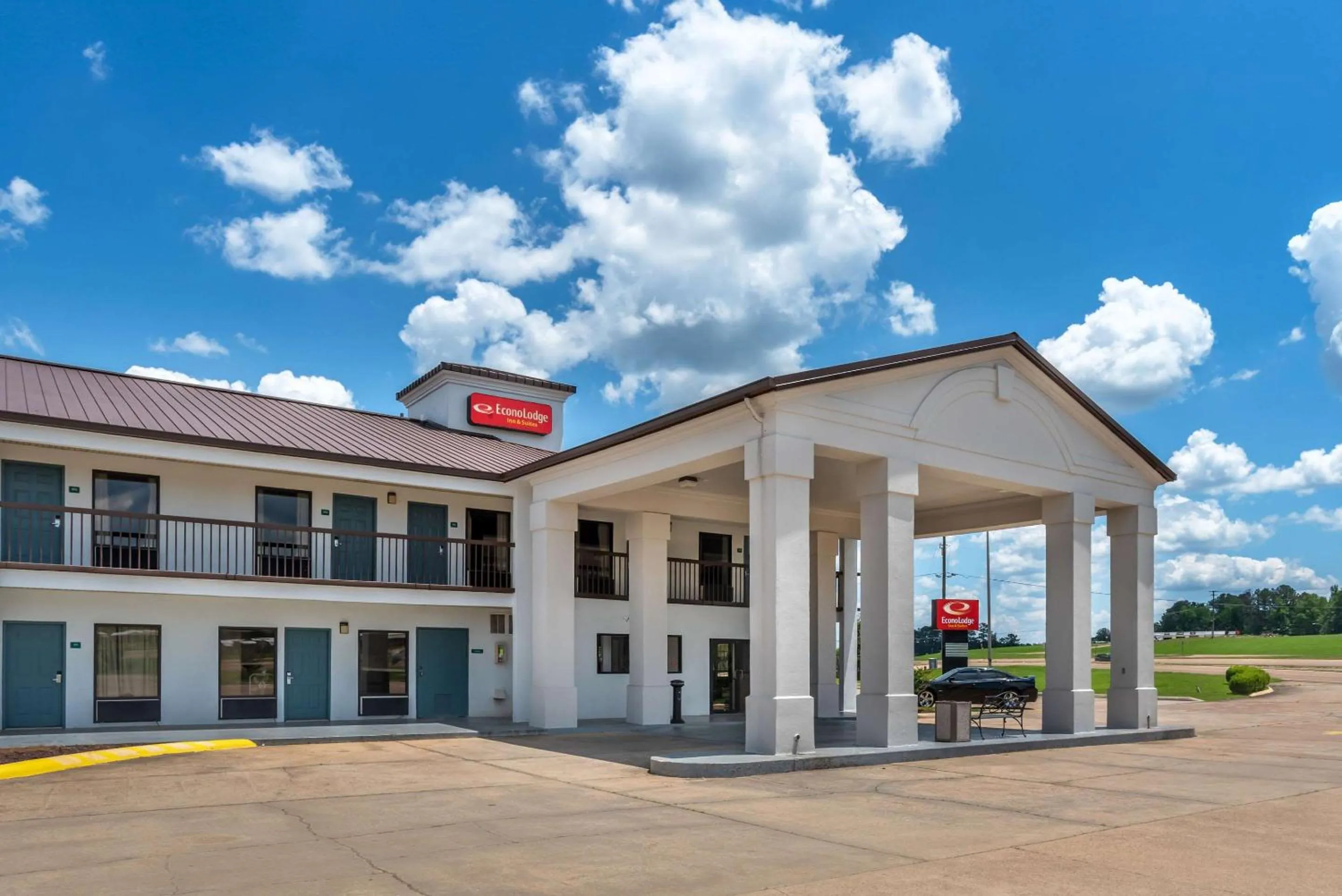 Property building in Econo Lodge Inn & Suites Philadelphia MS