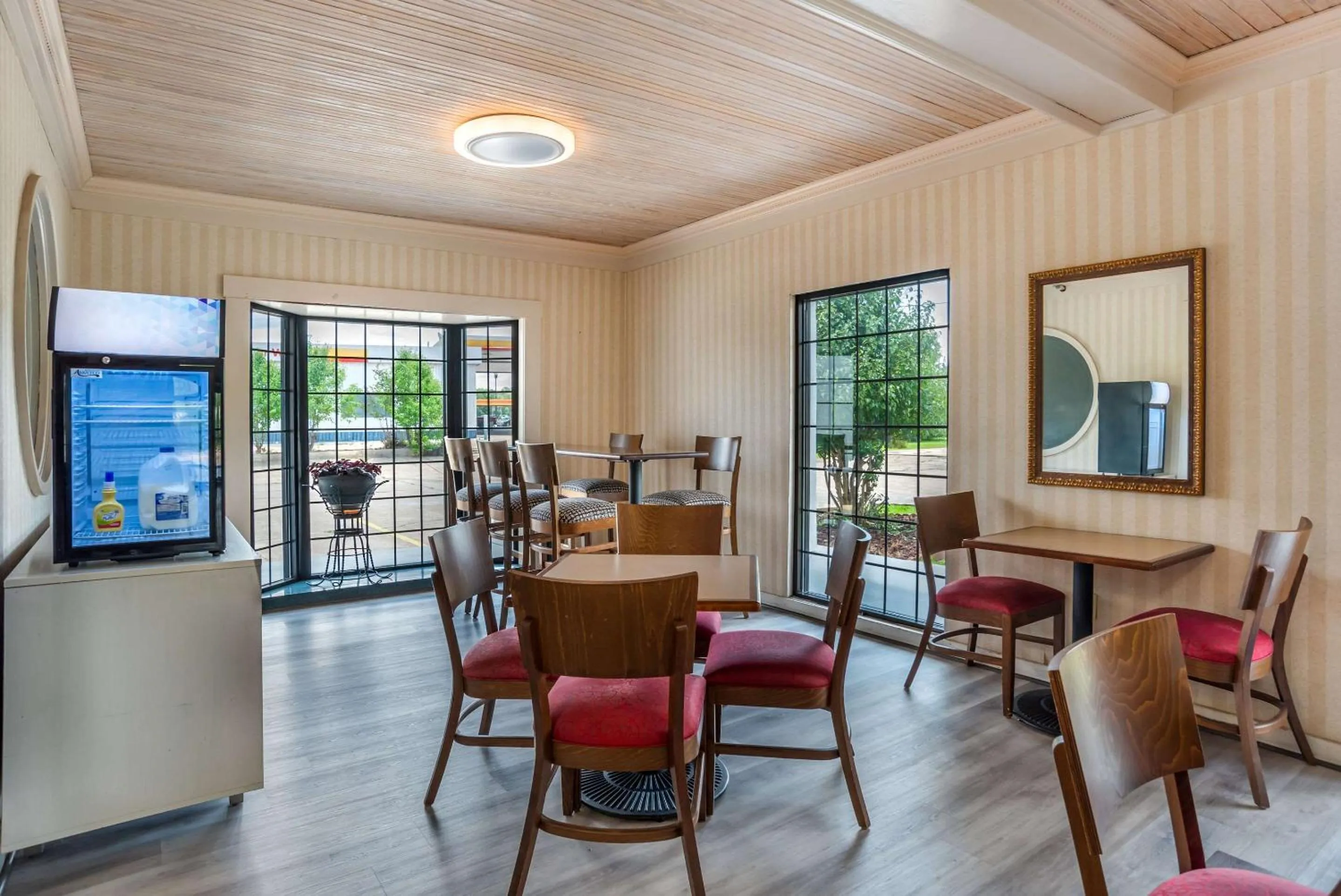 Breakfast in Econo Lodge Inn & Suites Philadelphia MS