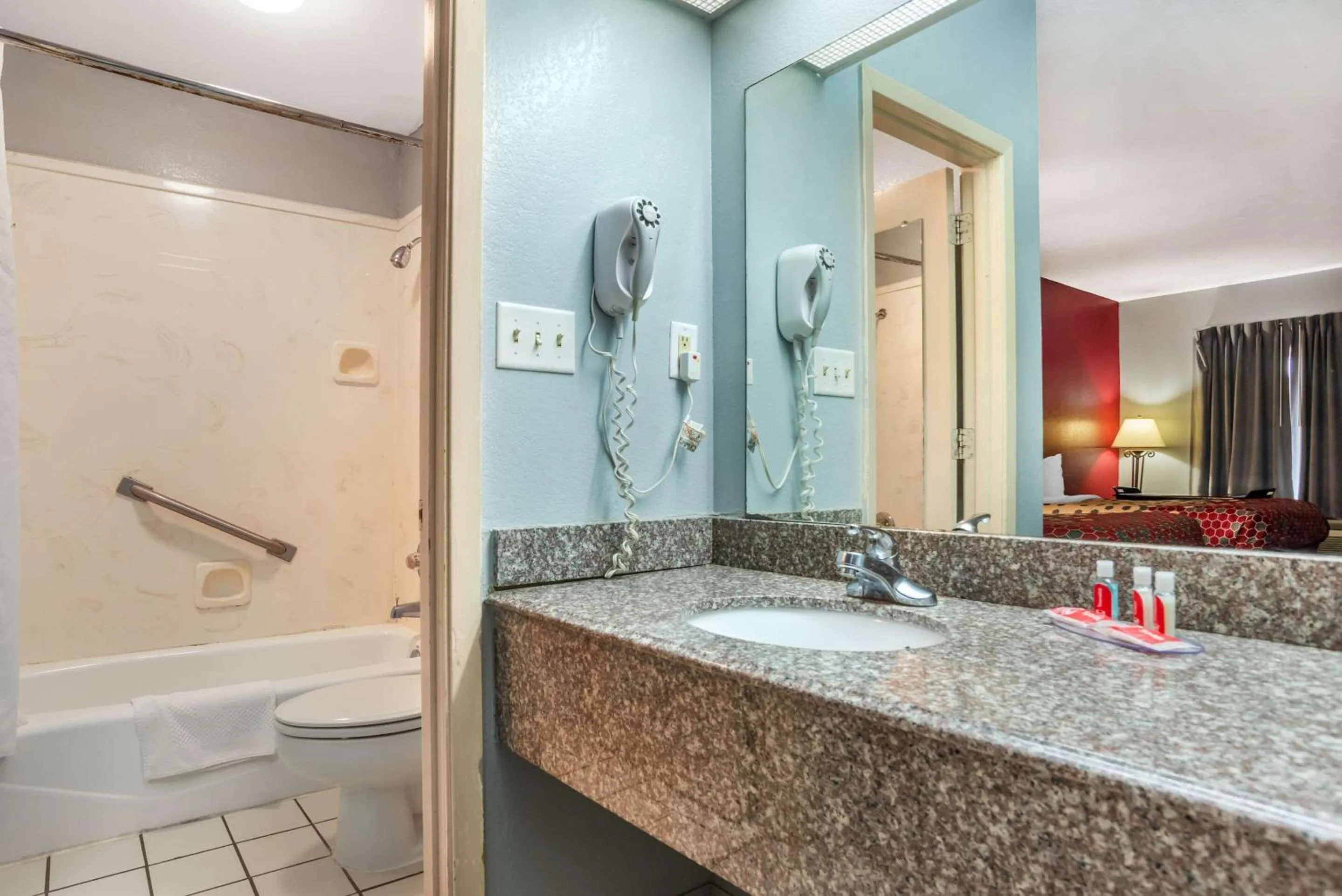 Bedroom in Econo Lodge Inn & Suites Philadelphia MS