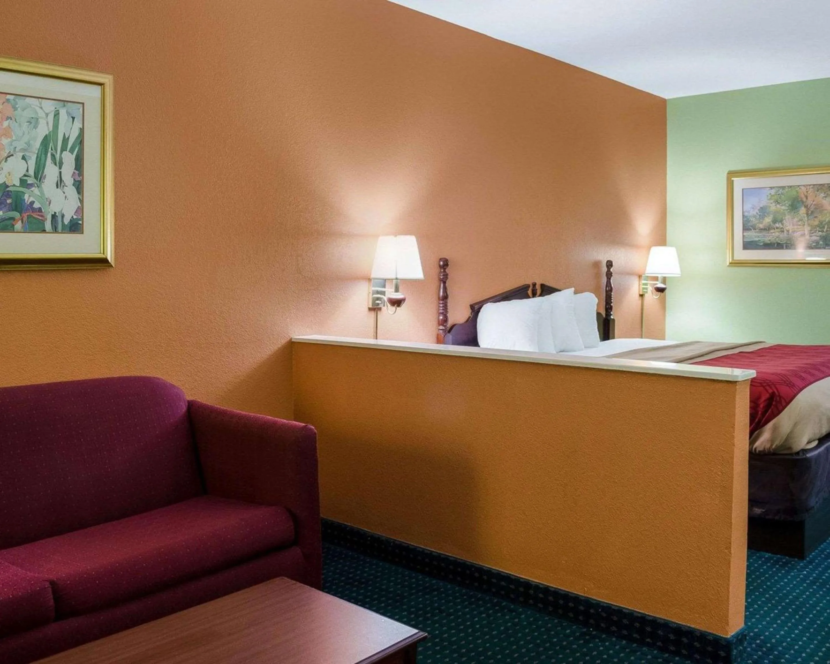 Photo of the whole room, Bed in Econo Lodge Canton I-55