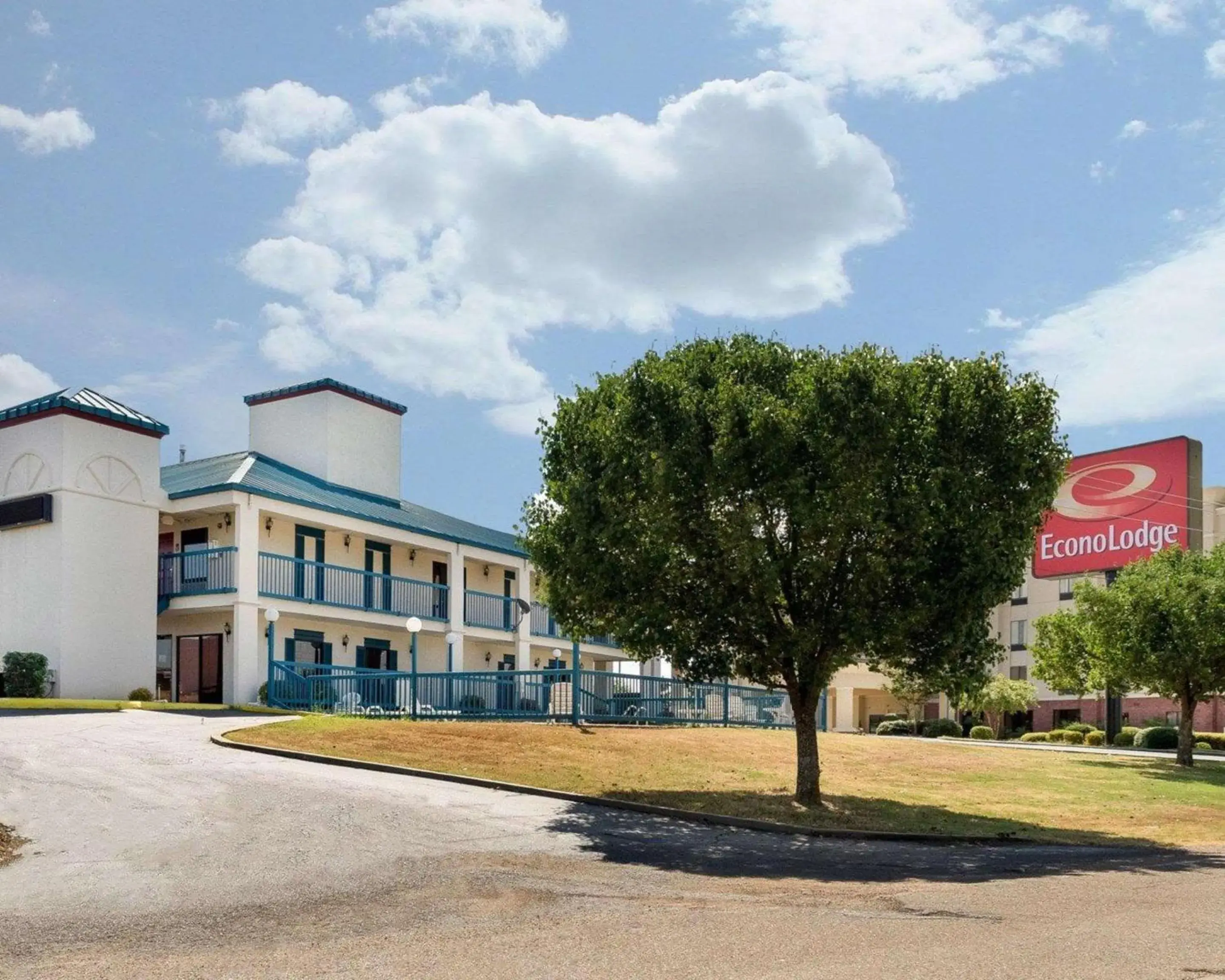 Property building in Econo Lodge Canton I-55 Property building in Econo Lodge Canton I-55