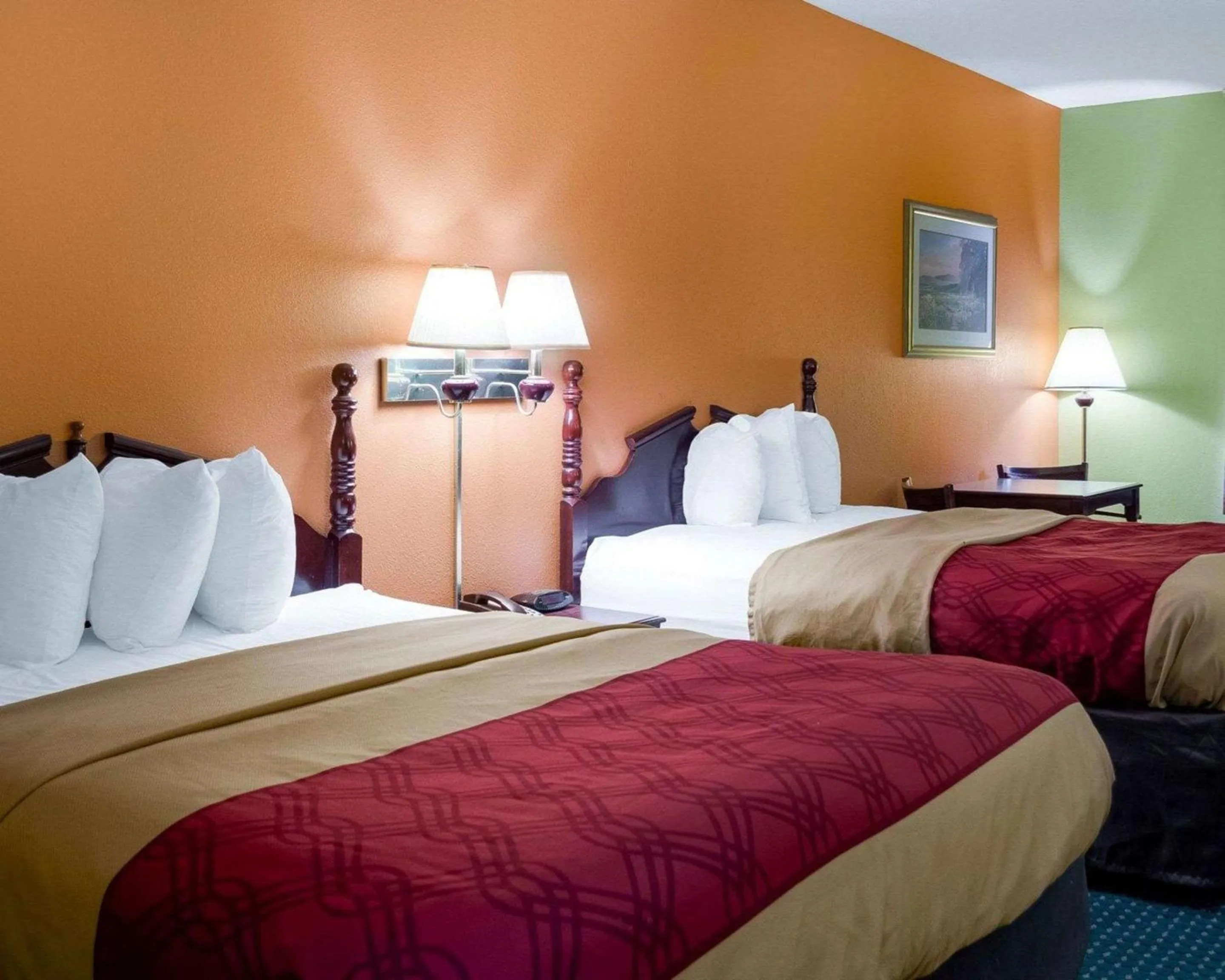 Photo of the whole room, Bed in Econo Lodge Canton I-55