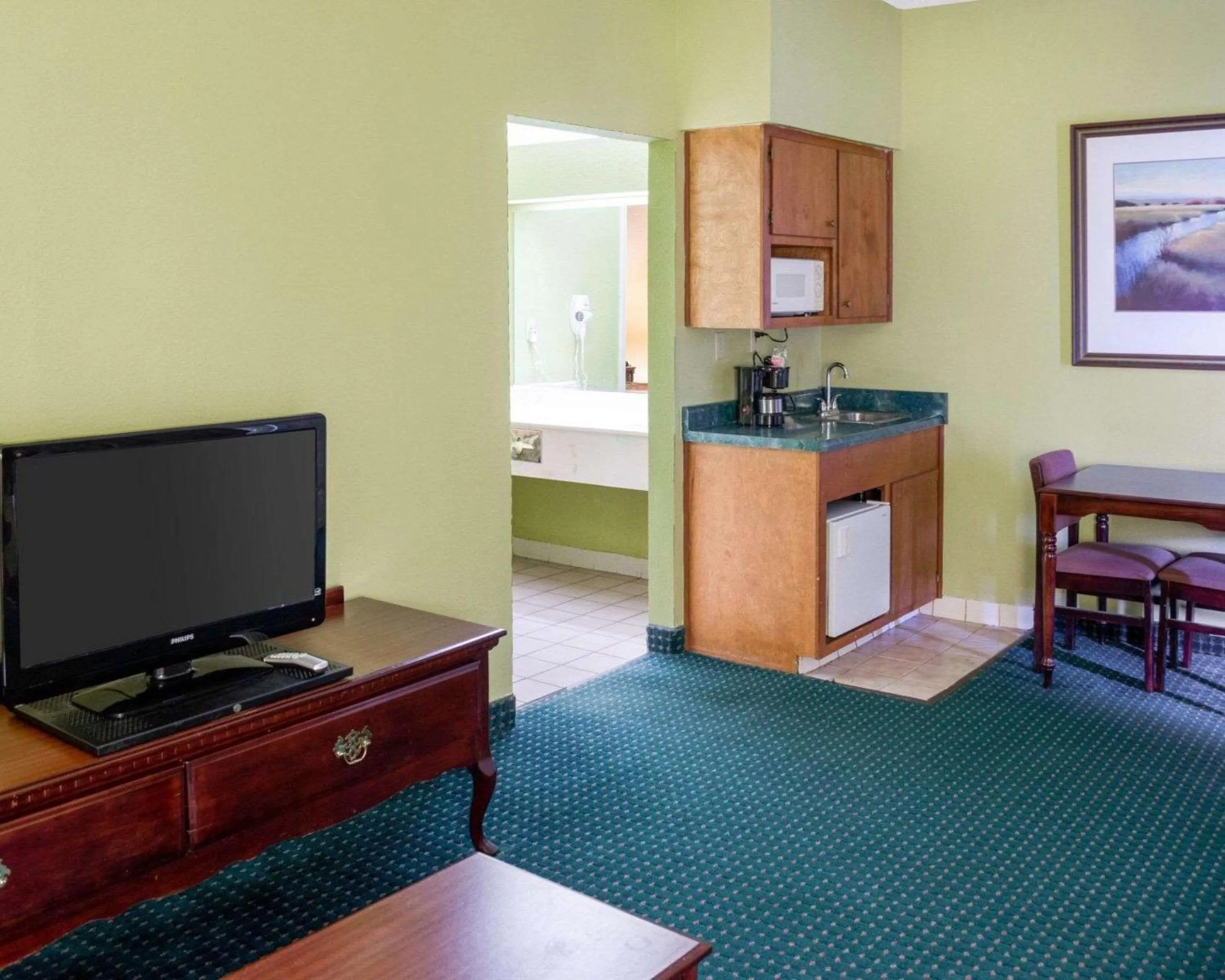 Photo of the whole room in Econo Lodge Canton I-55