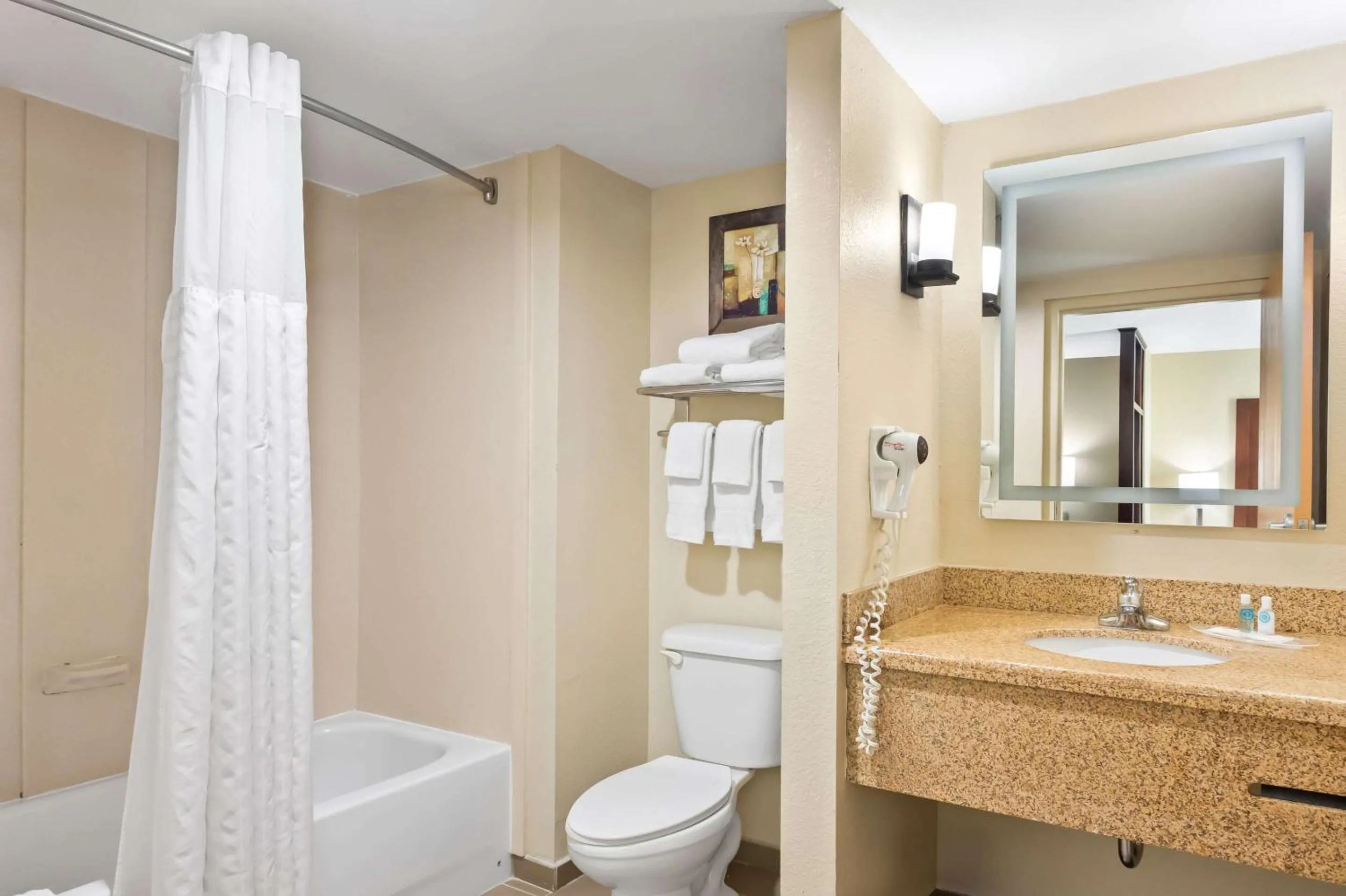 Bedroom in Comfort Suites Gulfport Central