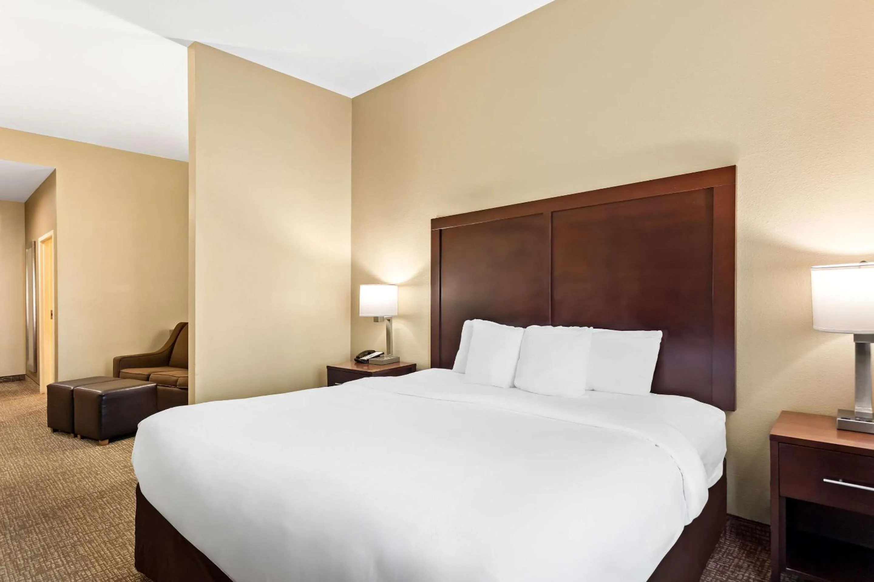 Bedroom, Bed in Comfort Suites Gulfport Central