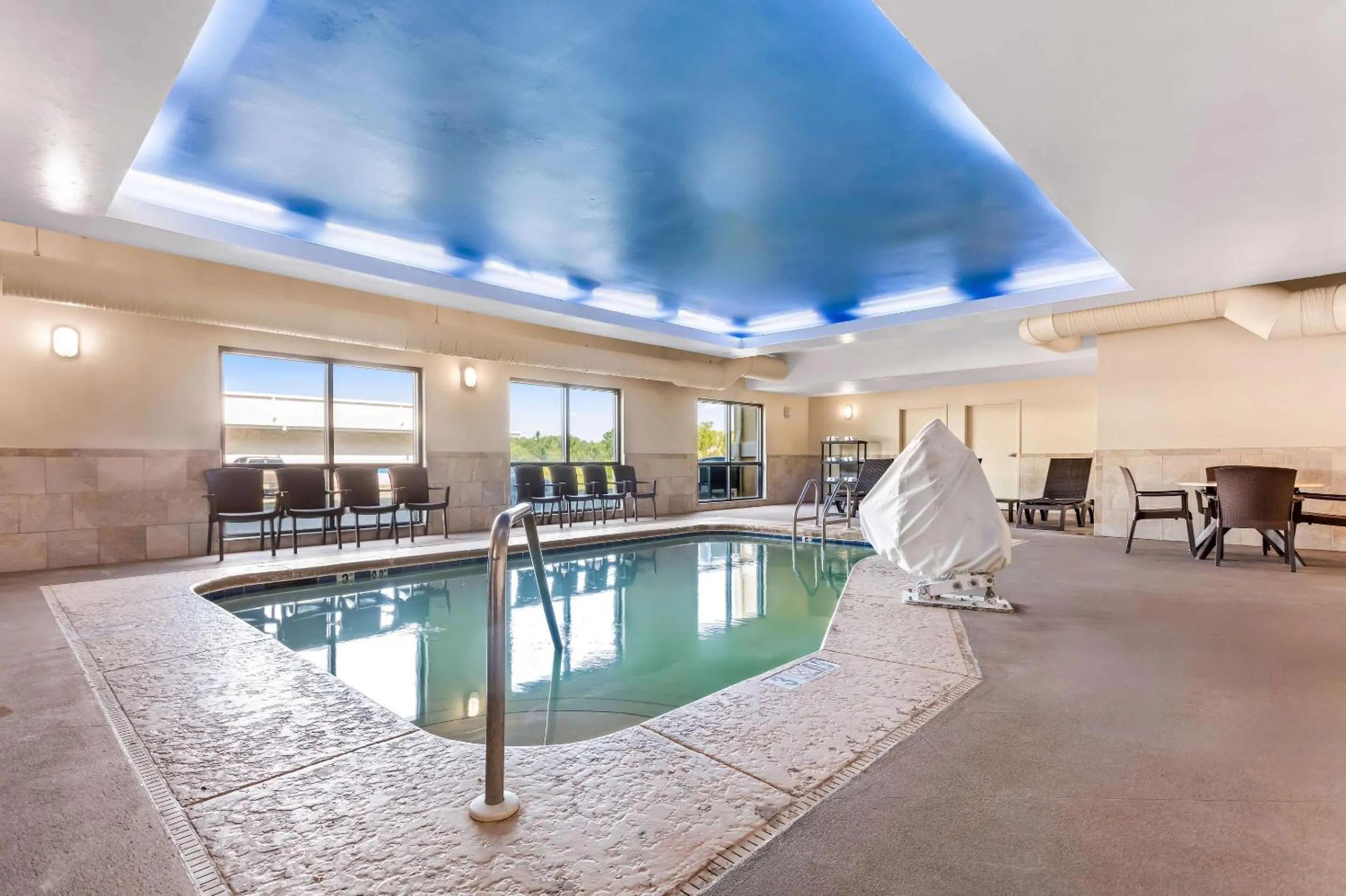 Swimming pool in Comfort Suites Gulfport Central