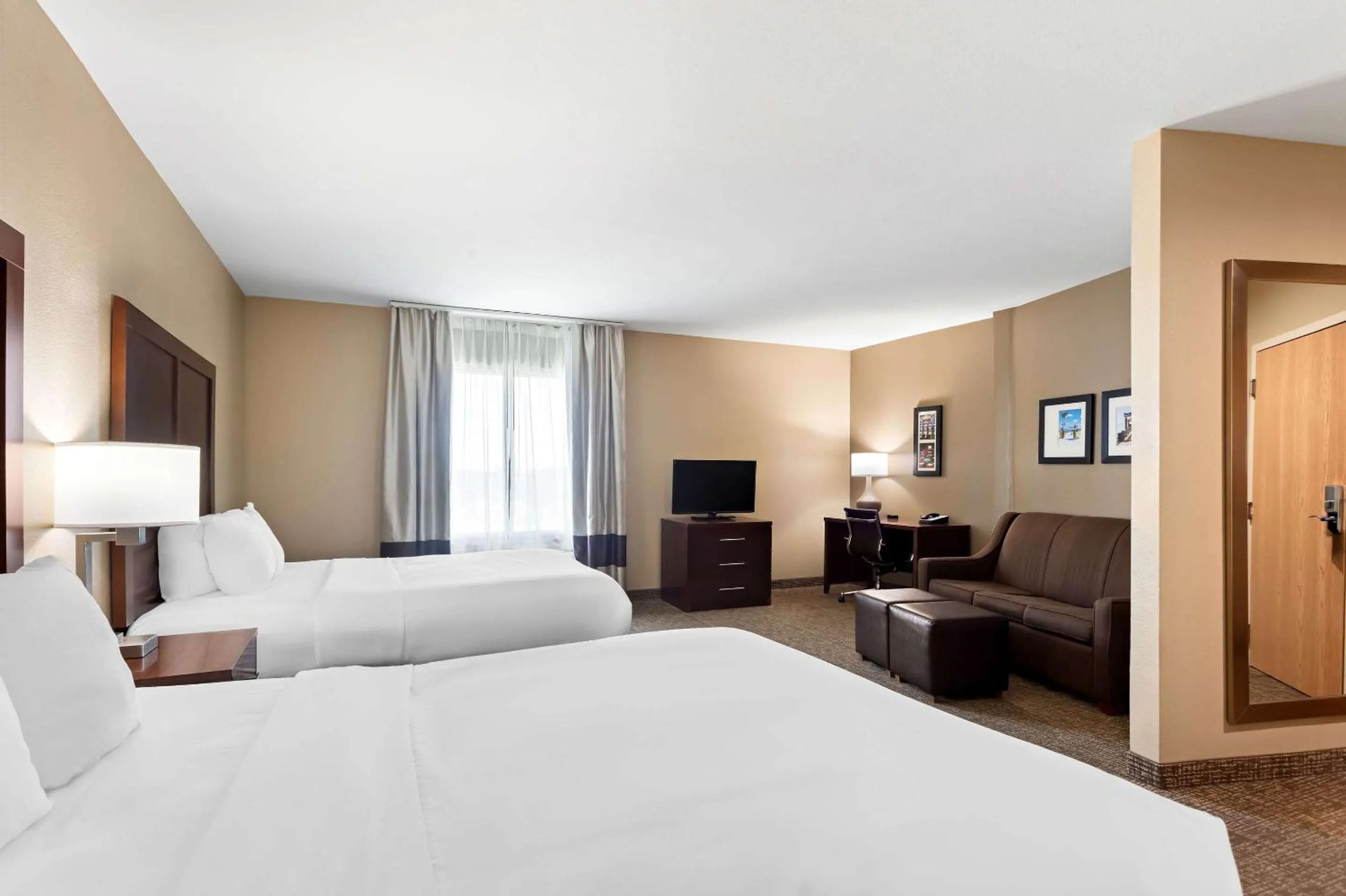 Bedroom, Bed in Comfort Suites Gulfport Central