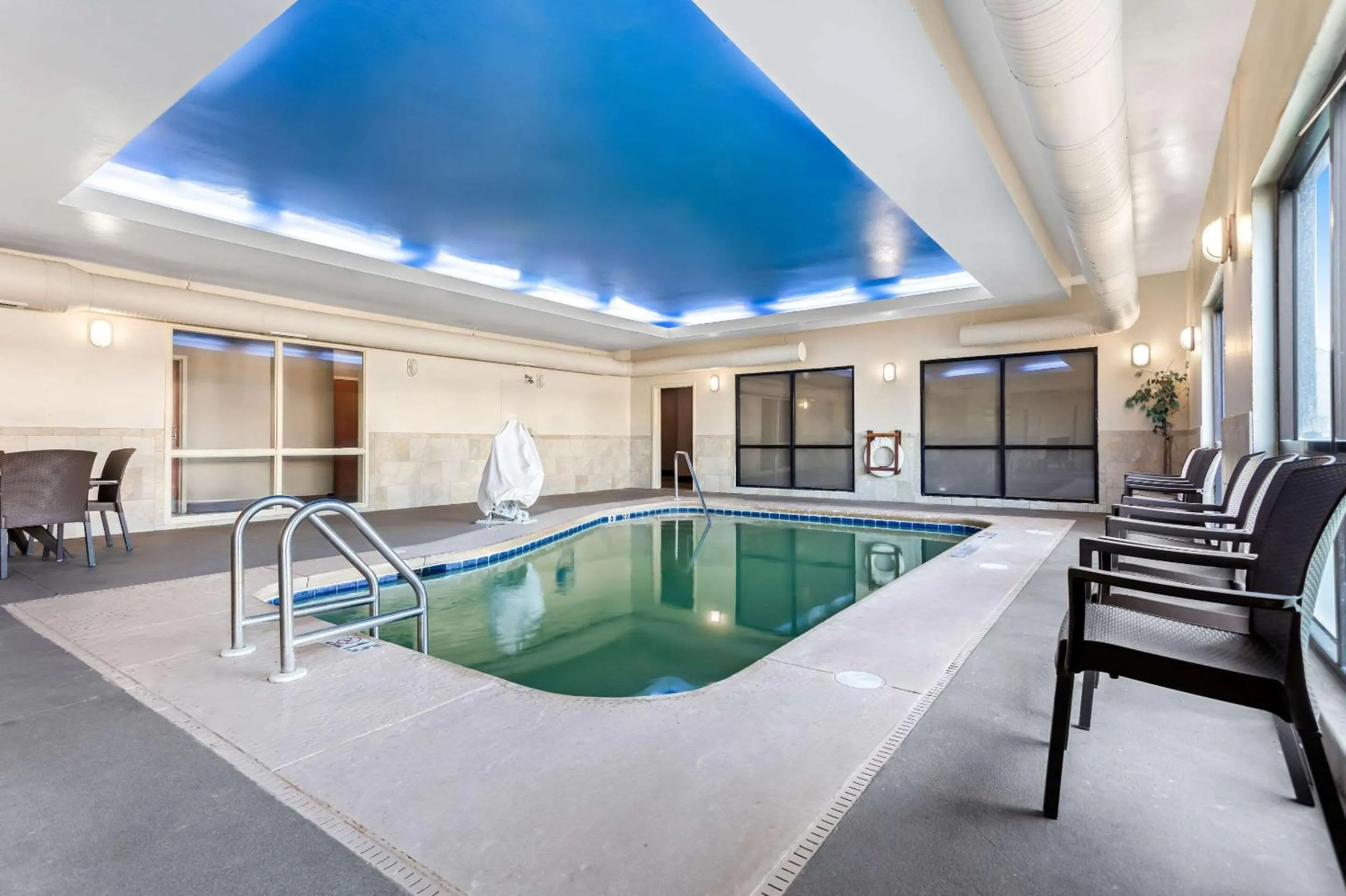 Swimming pool in Comfort Suites Gulfport Central