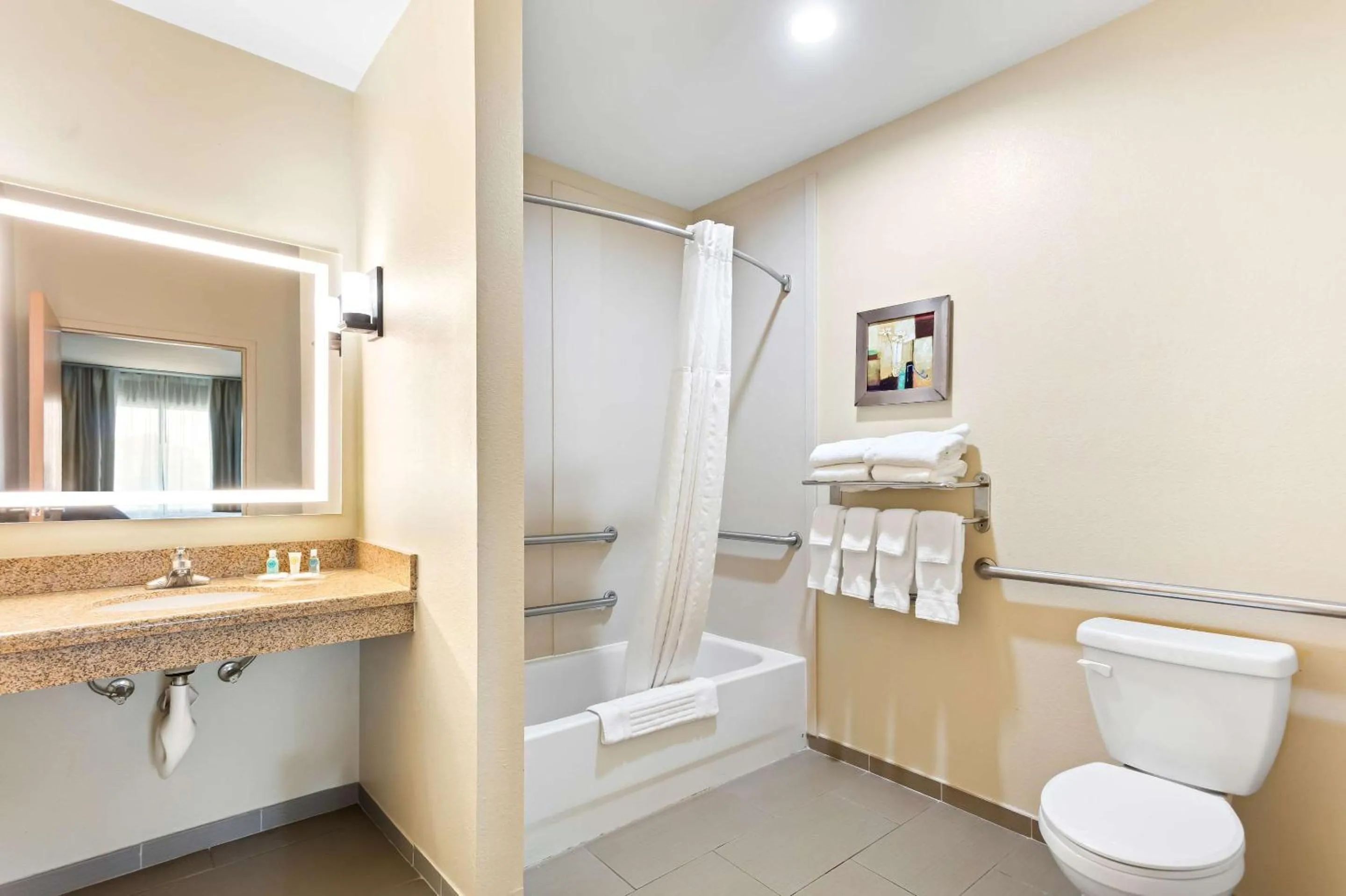 Bedroom in Comfort Suites Gulfport Central