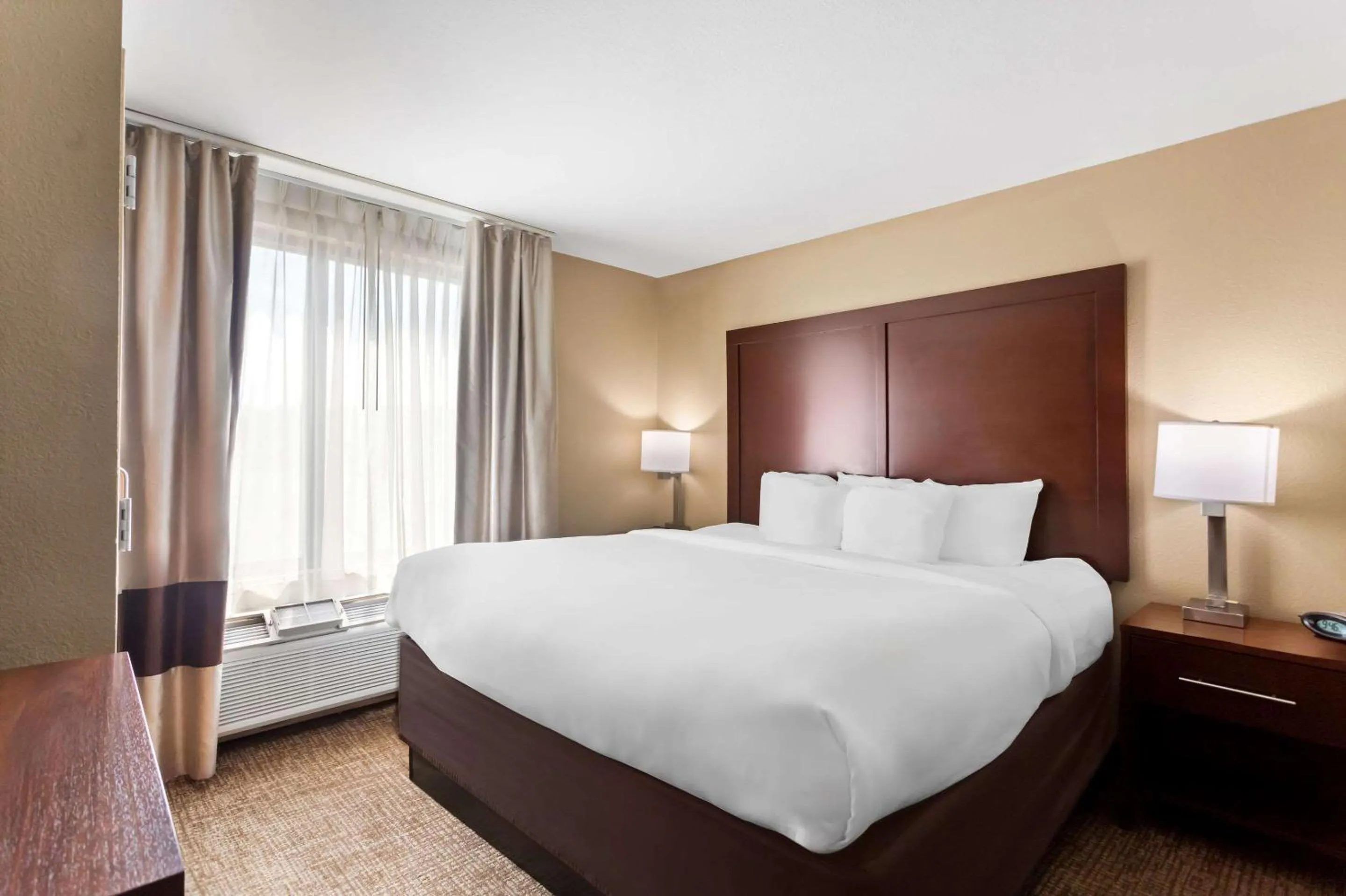 Bedroom, Bed in Comfort Suites Gulfport Central