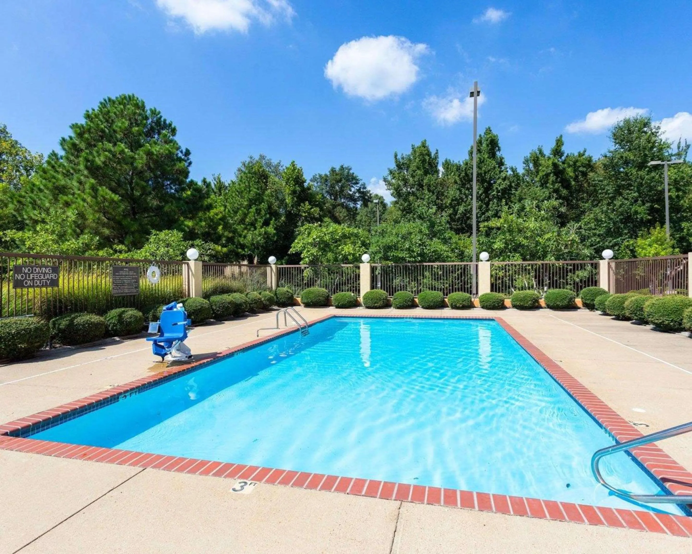 Swimming pool in Comfort Inn Horn Lake - Southhaven