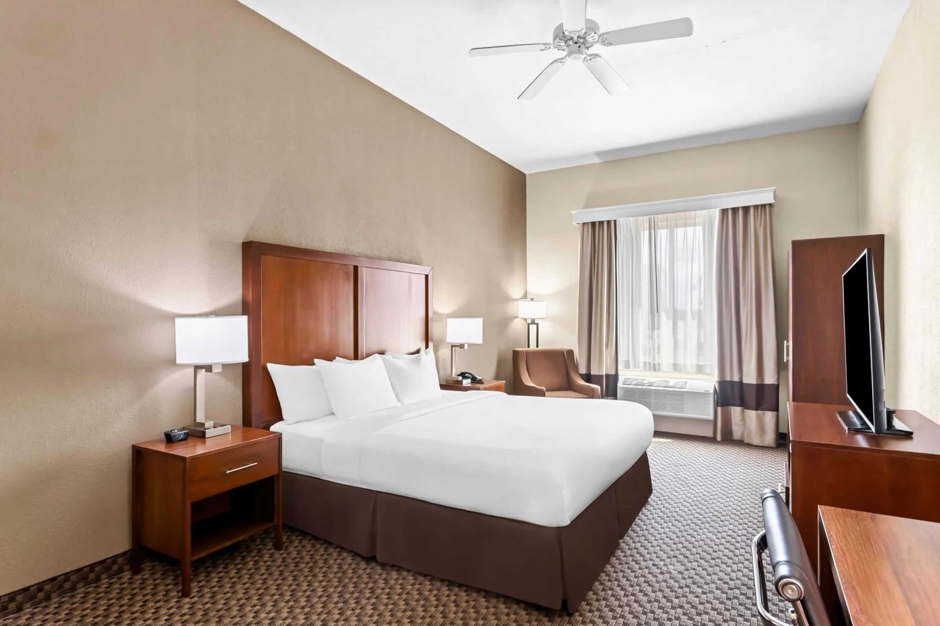 acessibility, Bed in Comfort Inn & Suites Grenada