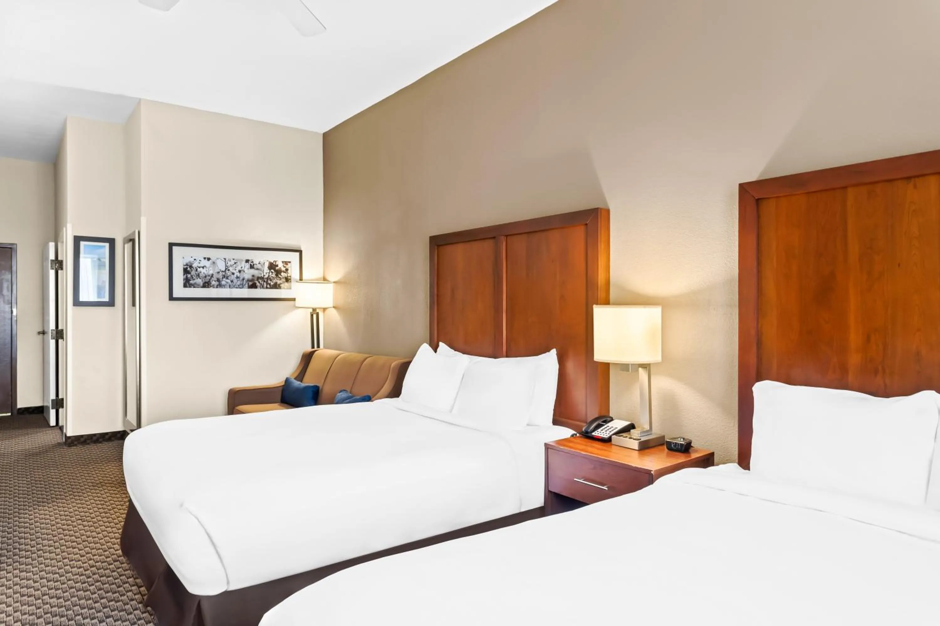 Seating area, Bed in Comfort Inn & Suites Grenada