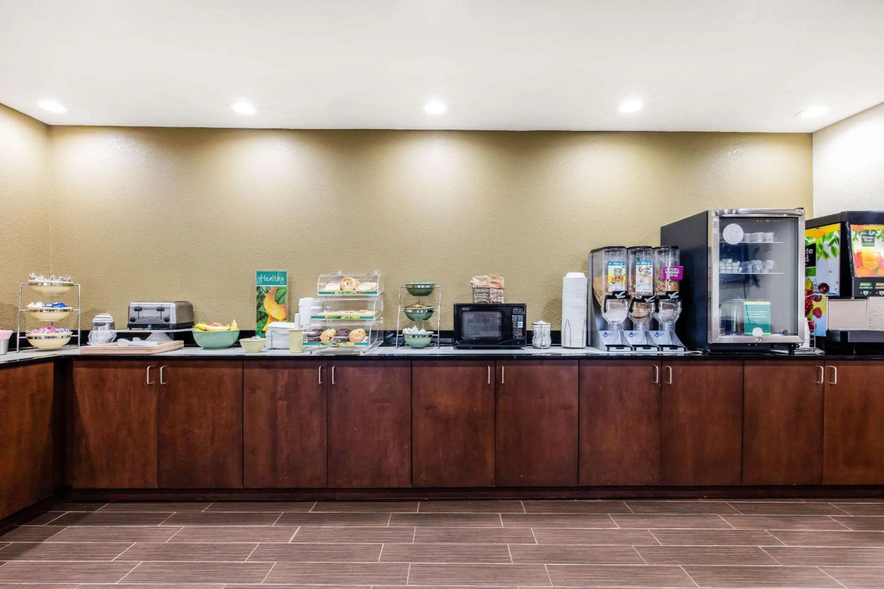 Restaurant/places to eat in Quality Inn