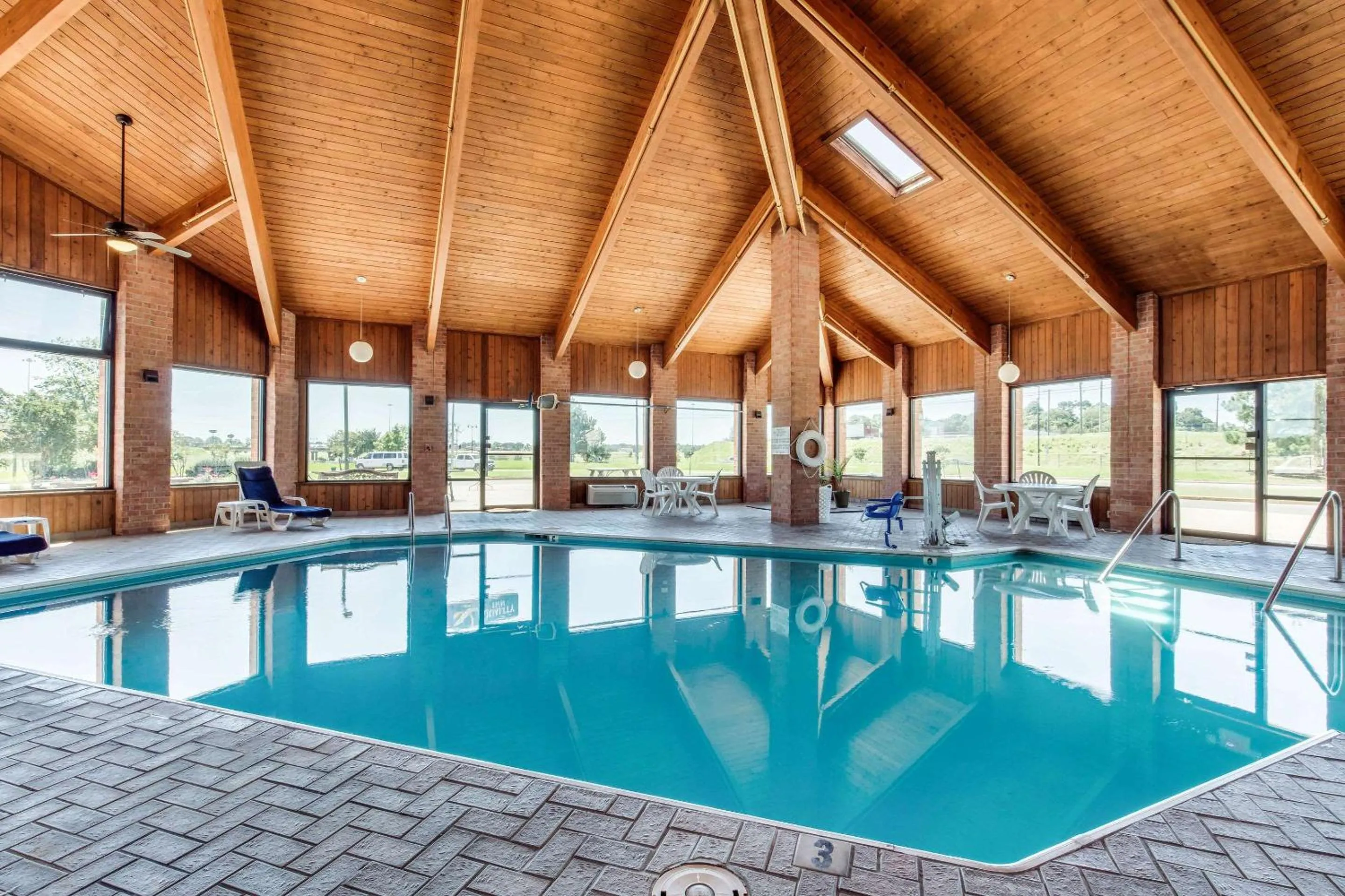 Swimming pool in Quality Inn