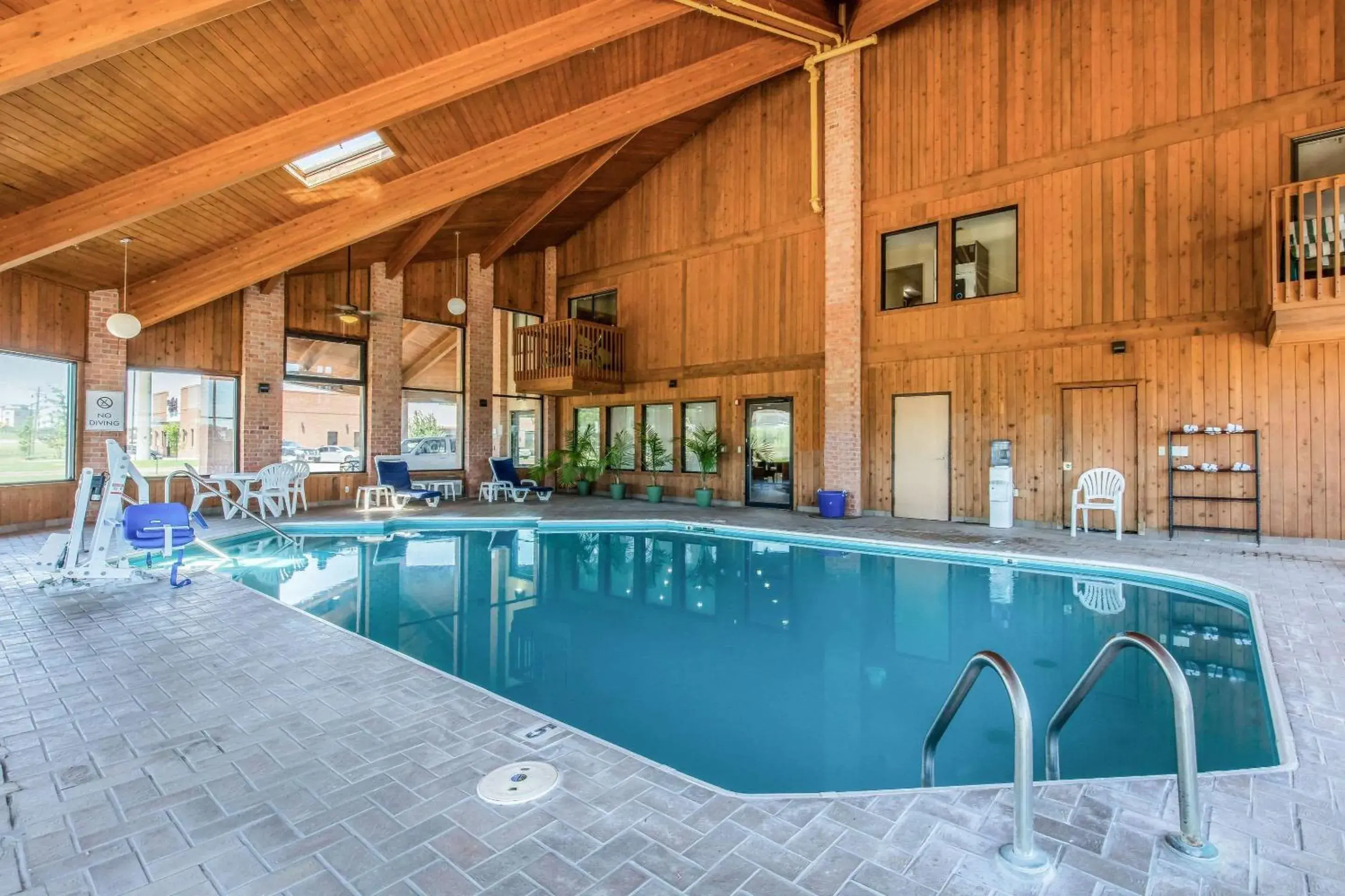 Swimming pool in Quality Inn Swimming pool in Quality Inn