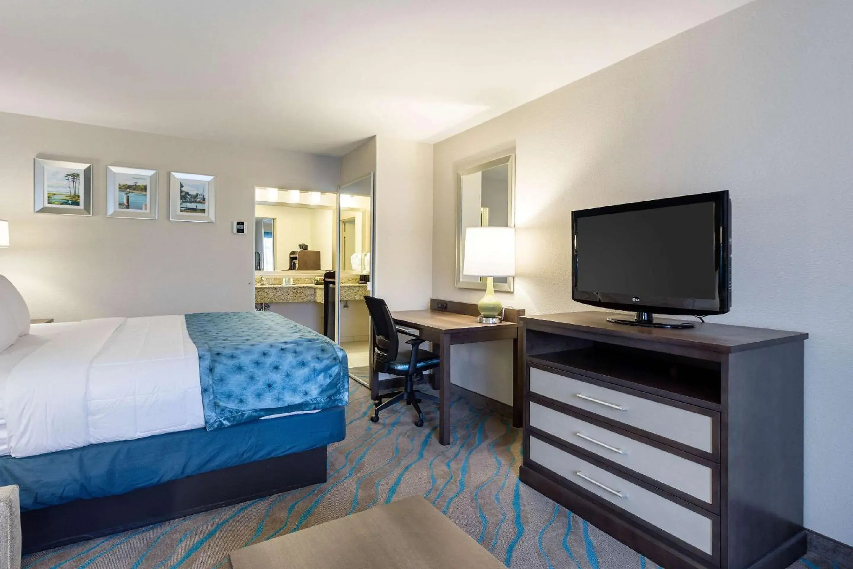 Photo of the whole room, Bed in Quality Inn Gulfport I-10 Photo of the whole room, Bed in Quality Inn Gulfport I-10