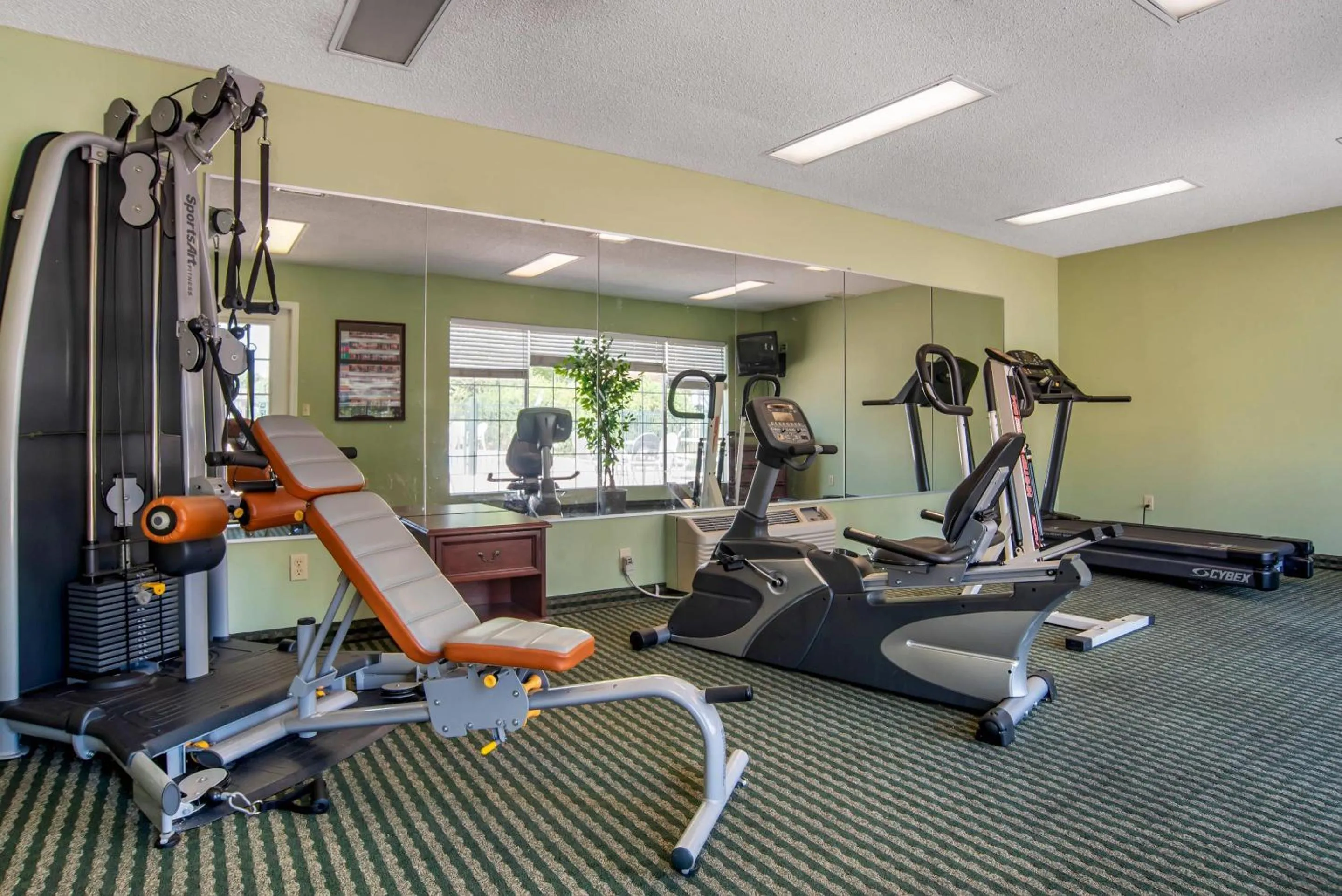 Fitness centre/facilities in Econo Lodge Tupelo Barnes Crossing