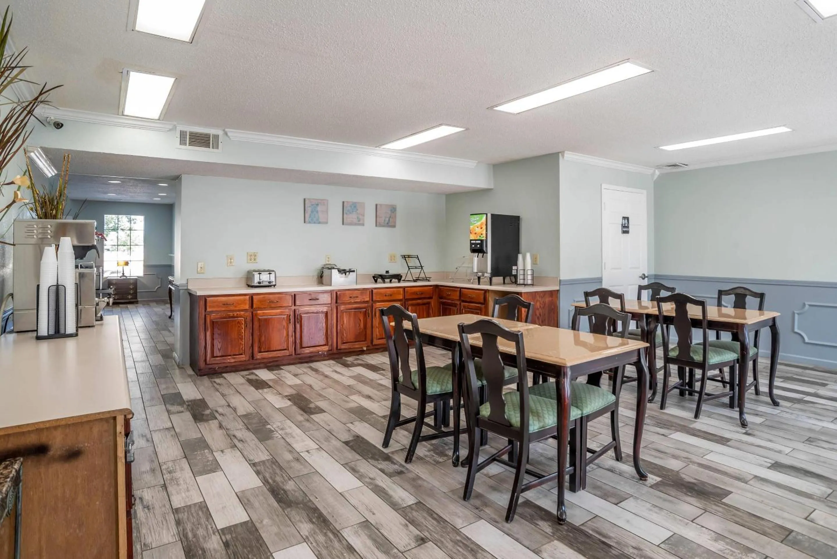 Breakfast in Econo Lodge Tupelo Barnes Crossing