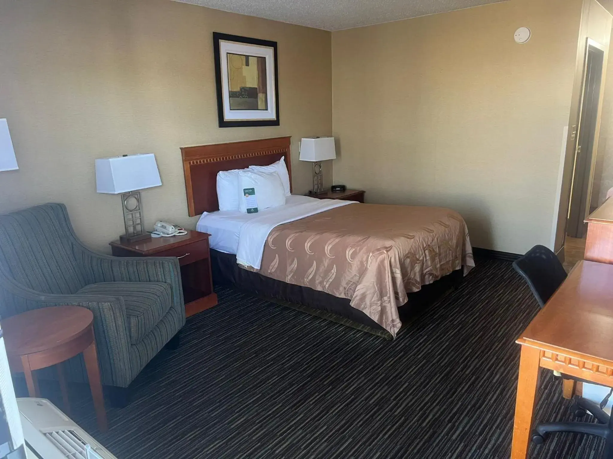Bed in Quality Inn Columbus, MS Bed in Quality Inn Columbus, MS