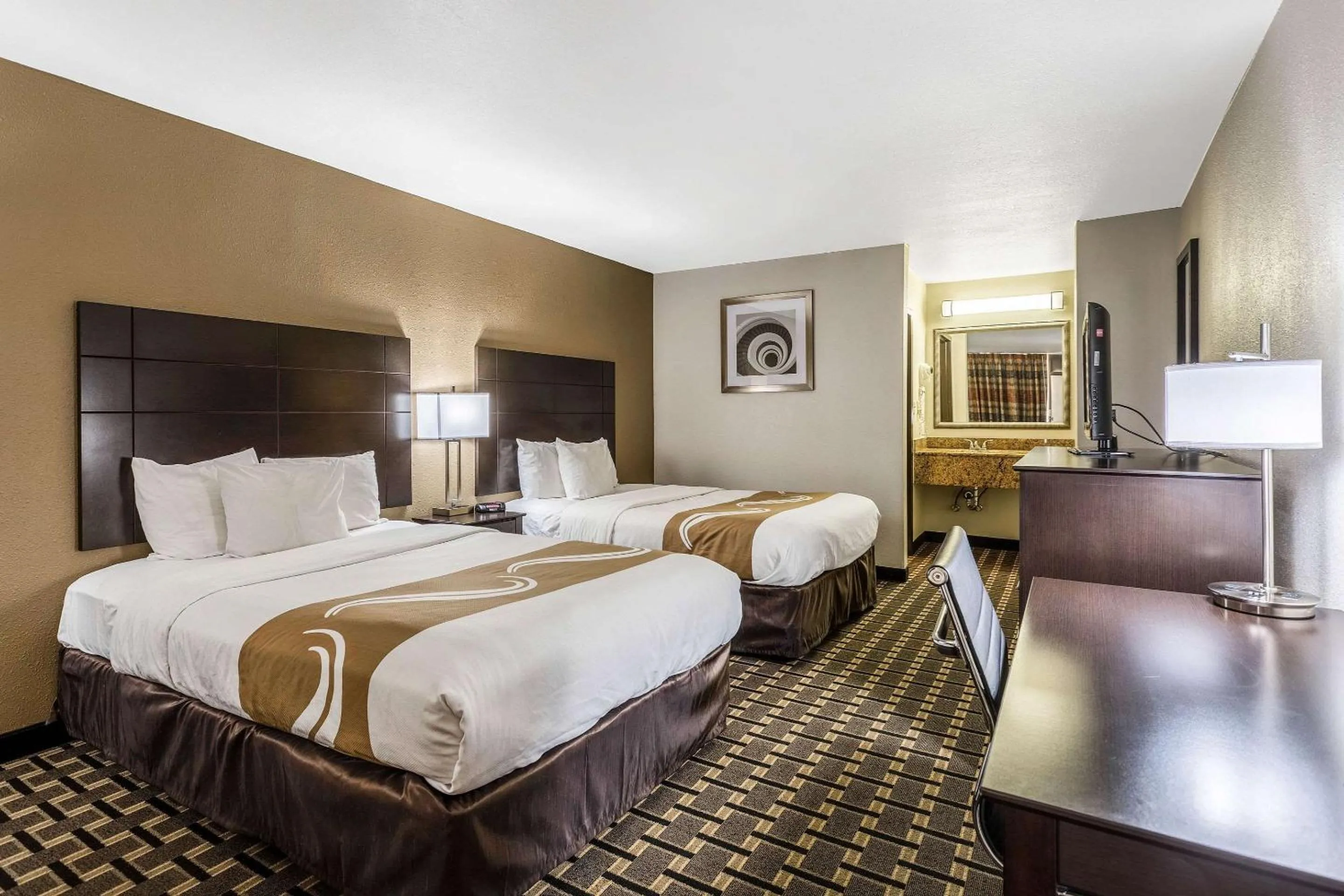 Photo of the whole room, Bed in Quality Inn Tupelo Central