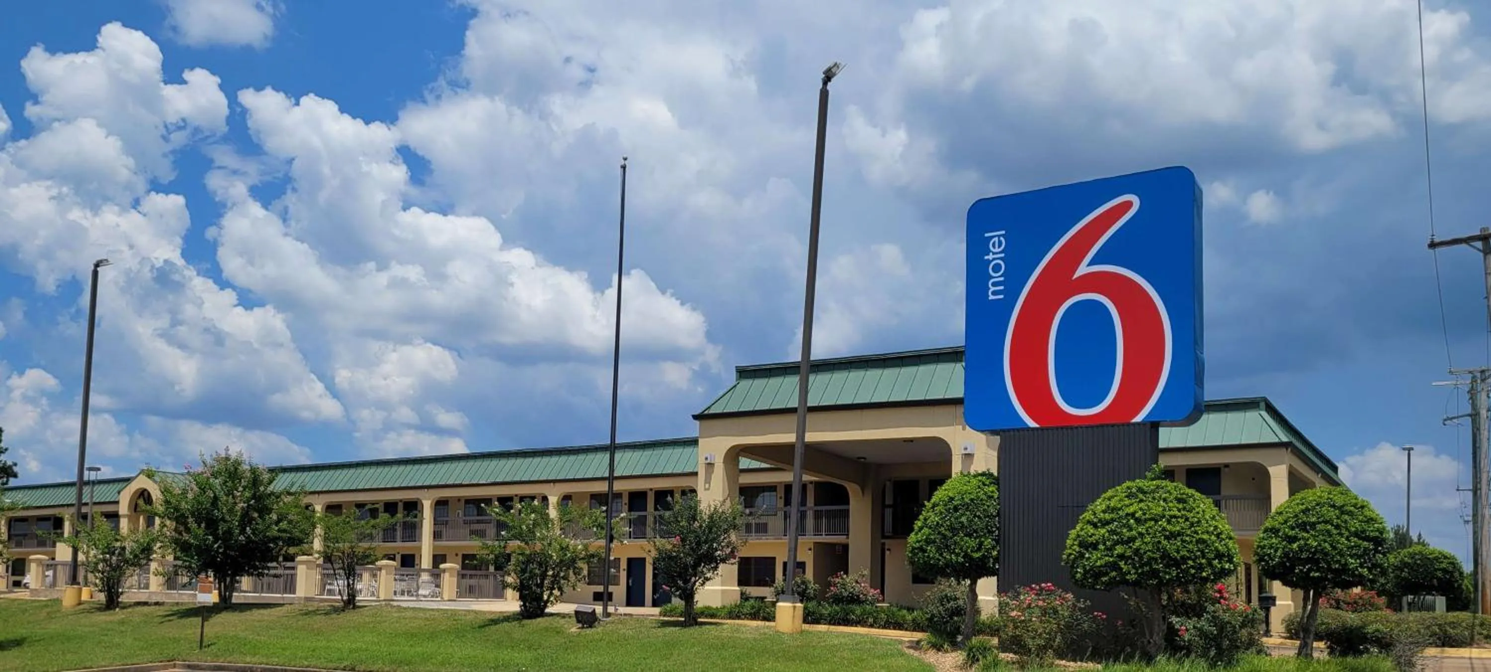 Property building in Motel 6 Jackson MS Southwest