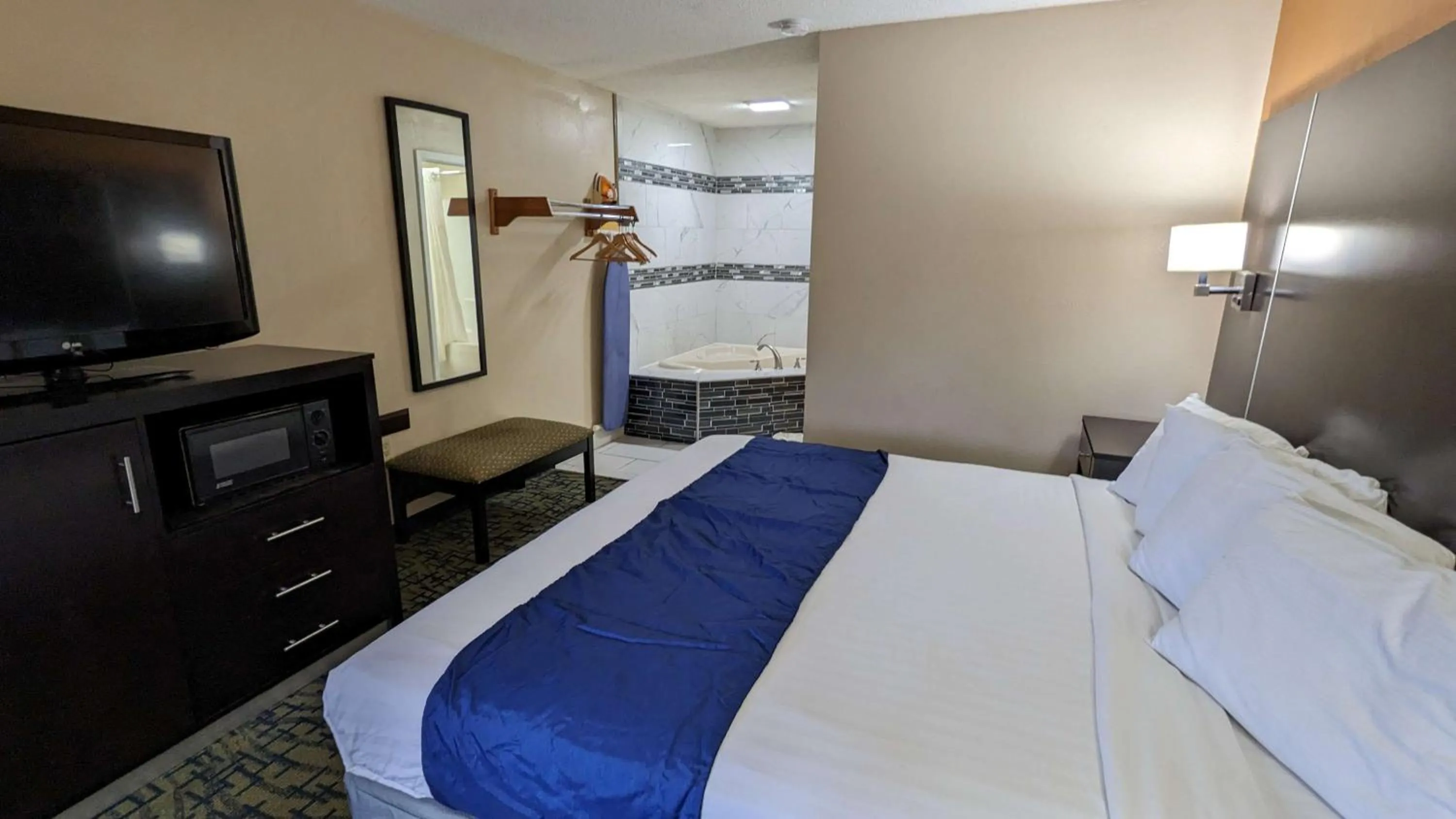 Bedroom, Bed in SureStay Hotel by Best Western Meridian