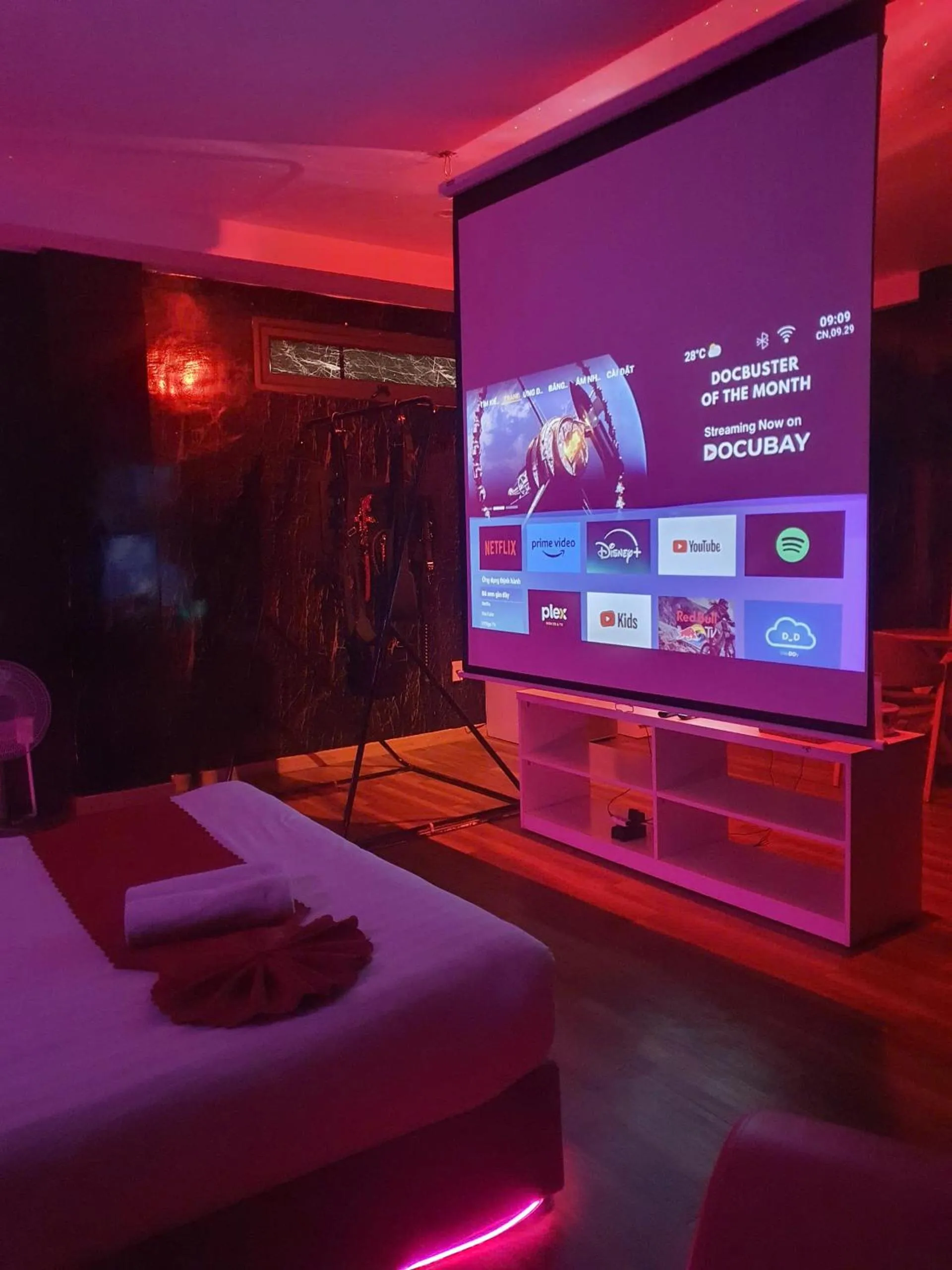 TV and multimedia in Ngàn Phố Studio & Love Hotel