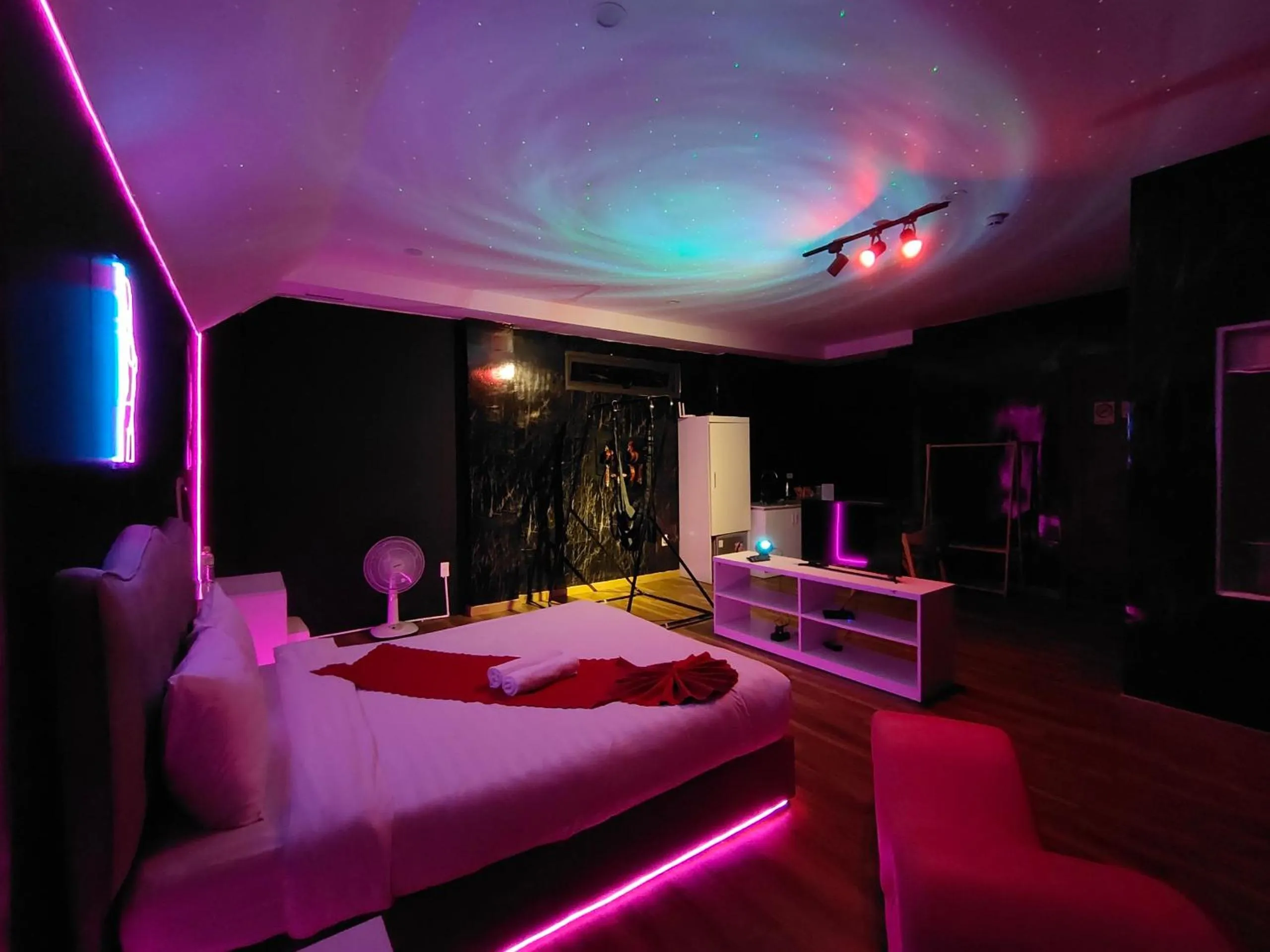 Communal lounge/ TV room, Bed in Ngàn Phố Studio & Love Hotel