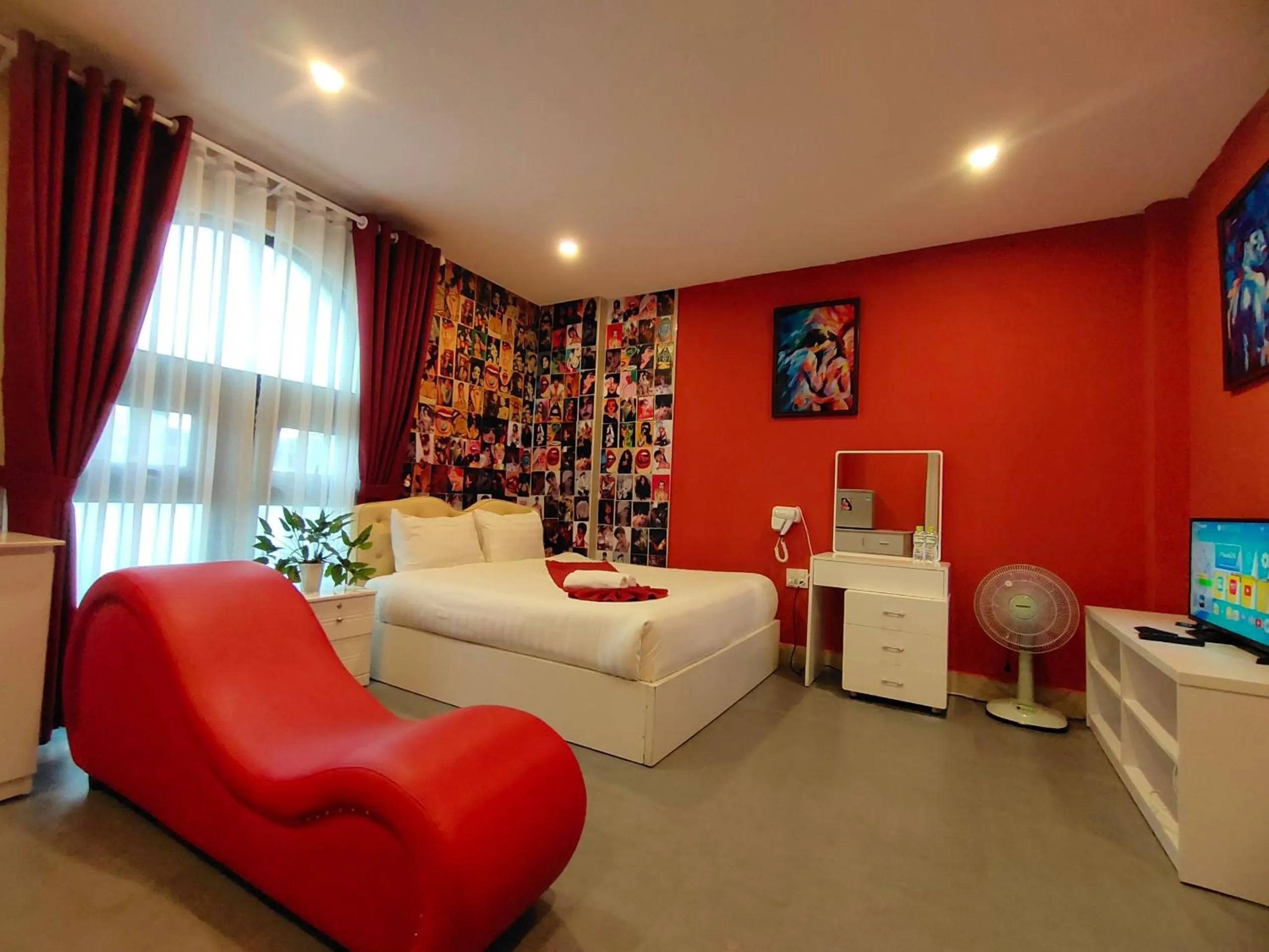 Shower, Bed in Ngàn Phố Studio & Love Hotel