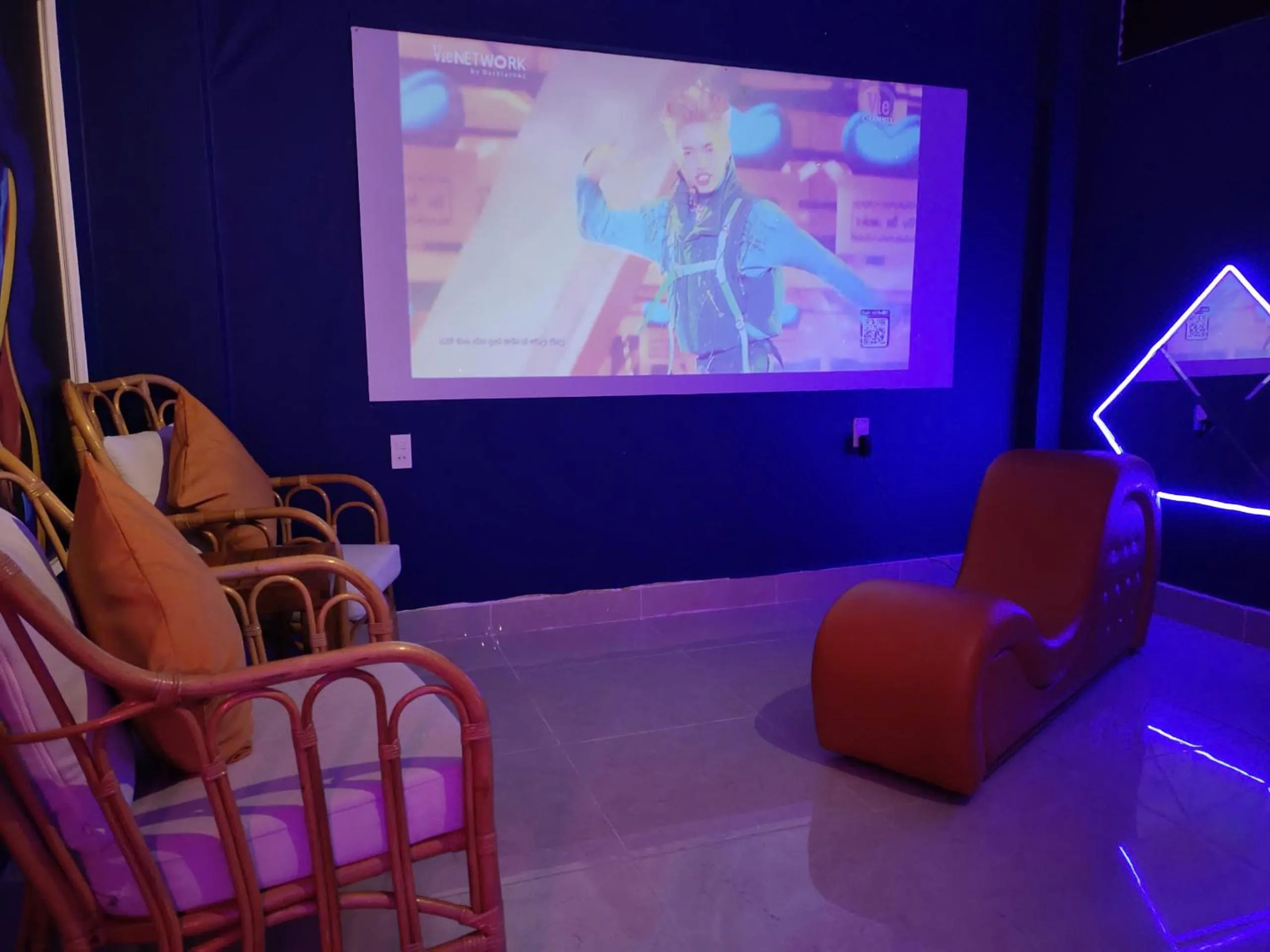 Communal lounge/ TV room in Ngàn Phố Studio & Love Hotel