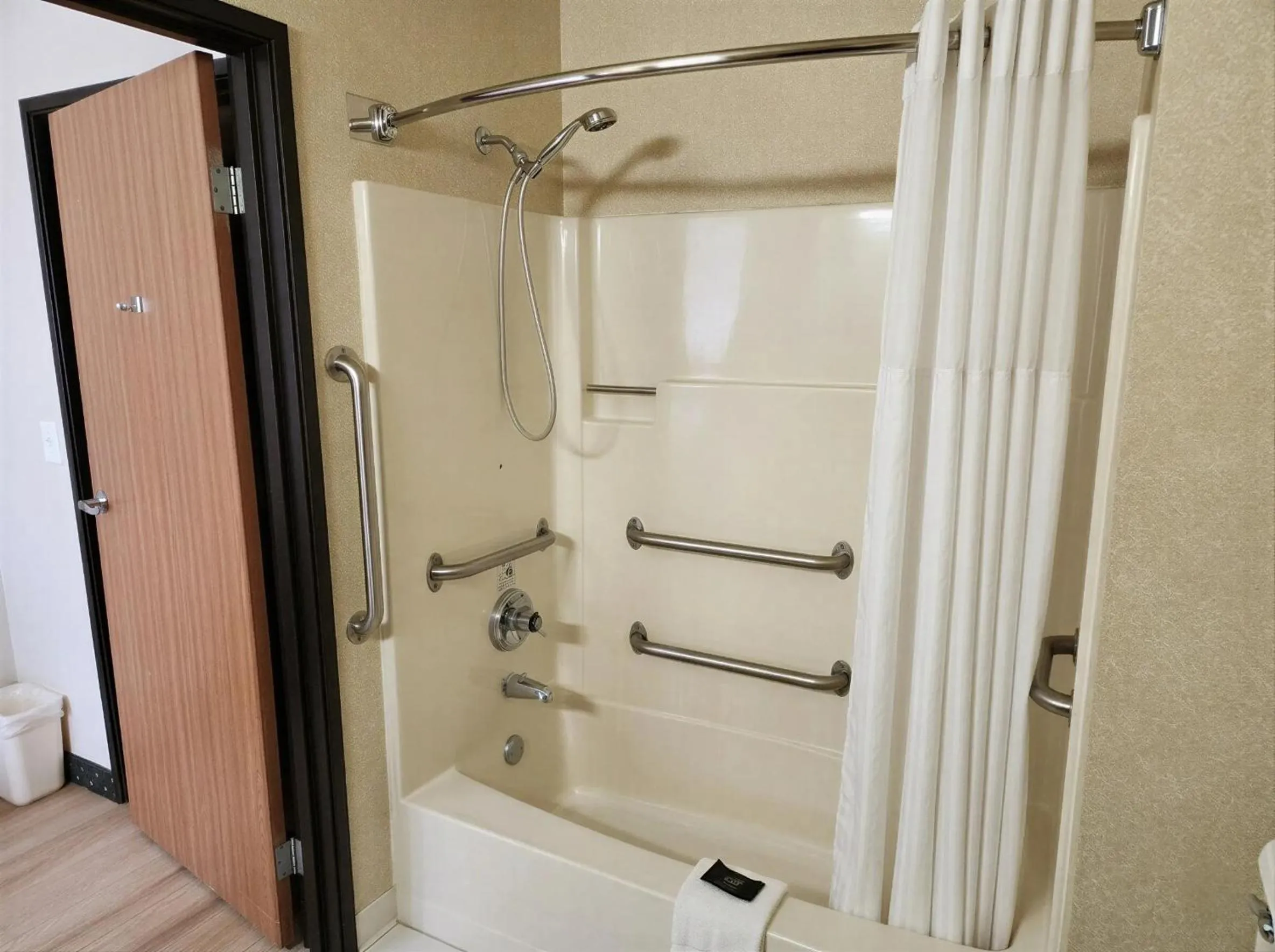 Bath in Baymont by Wyndham Helena