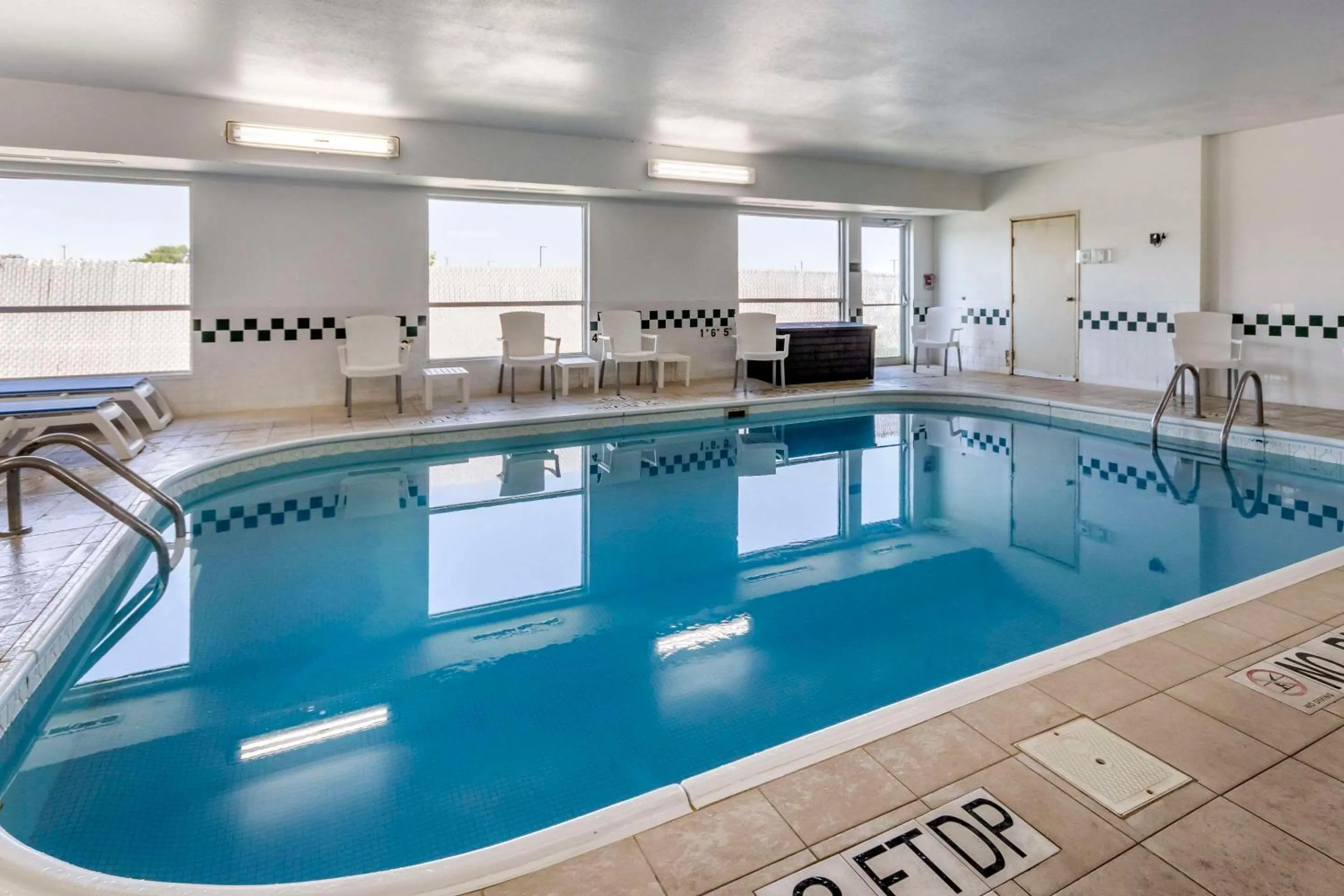 Swimming pool in Comfort Inn Great Falls Central