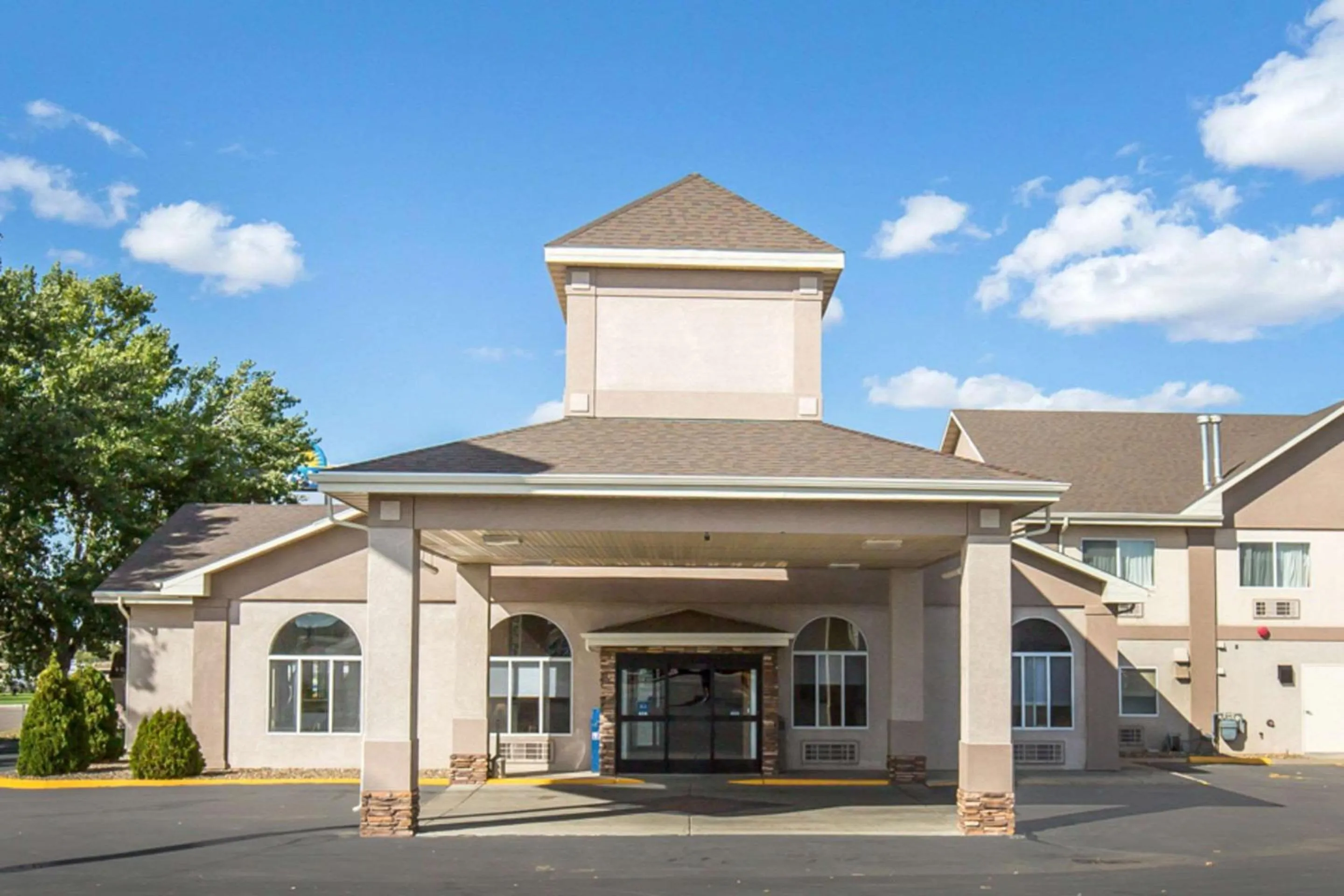 Property building in FairBridge Inn & Suites Glendive