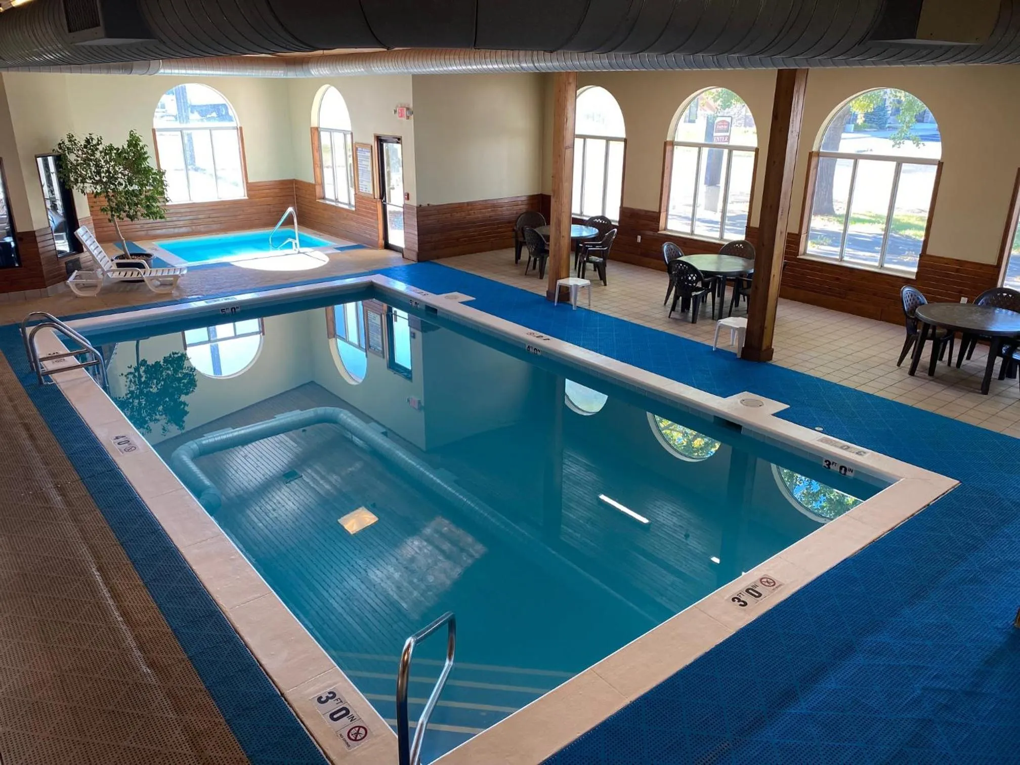 Swimming pool in FairBridge Inn & Suites Glendive