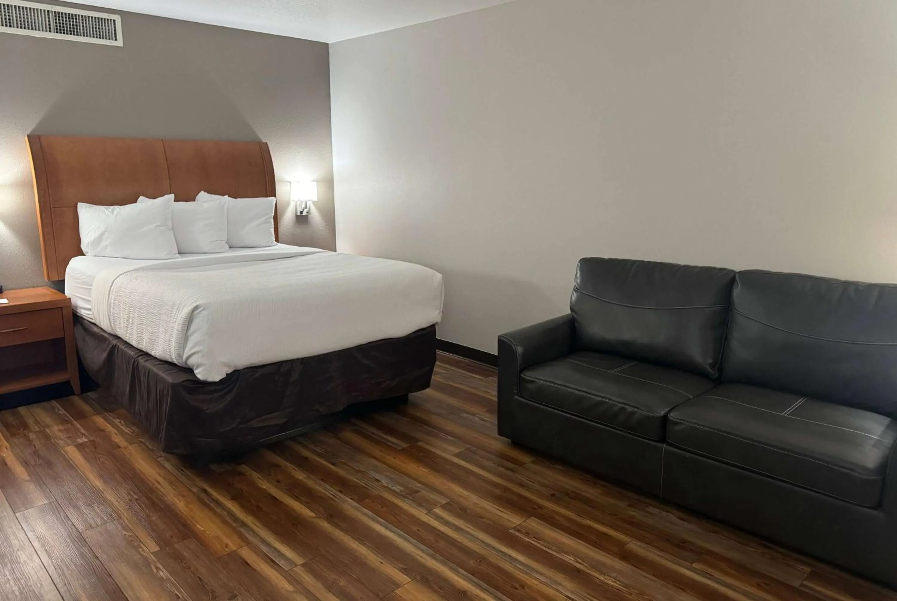 Photo of the whole room, Bed in Baymont by Wyndham Missoula