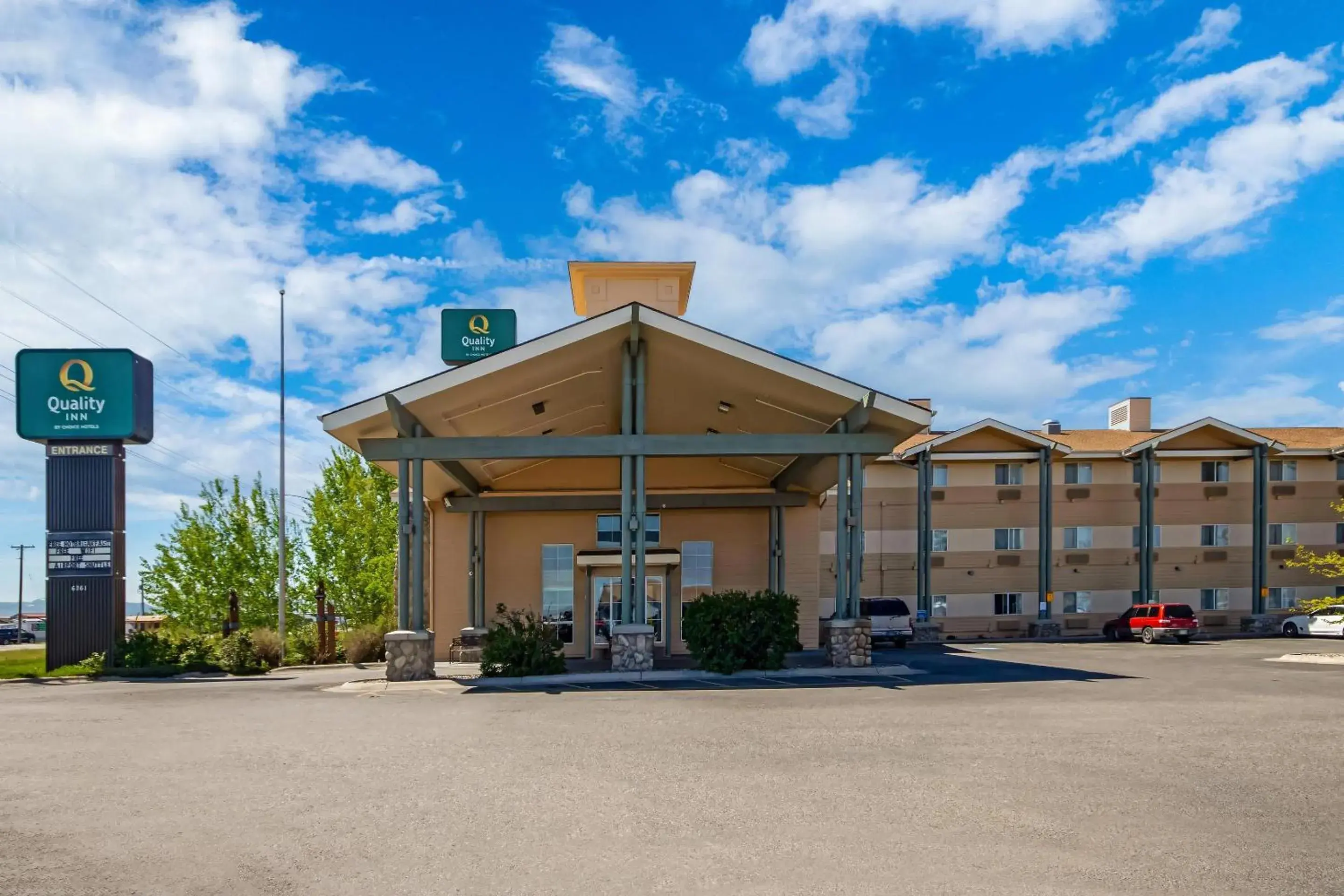 Property building in Quality Inn Belgrade - Bozeman Yellowstone Airport Property building in Quality Inn Belgrade - Bozeman Yellowstone Airport