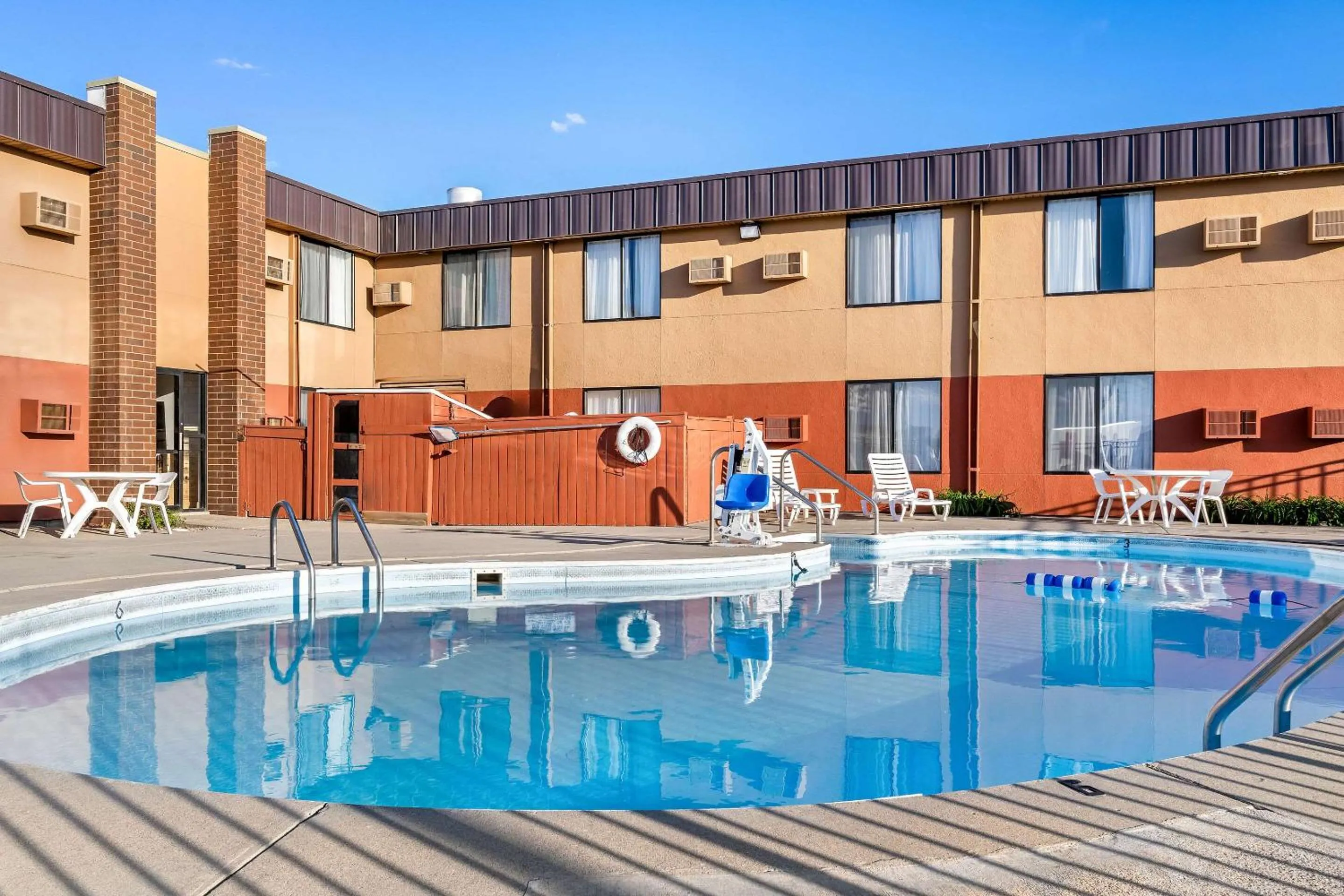 Swimming pool in Econo Lodge Billings
