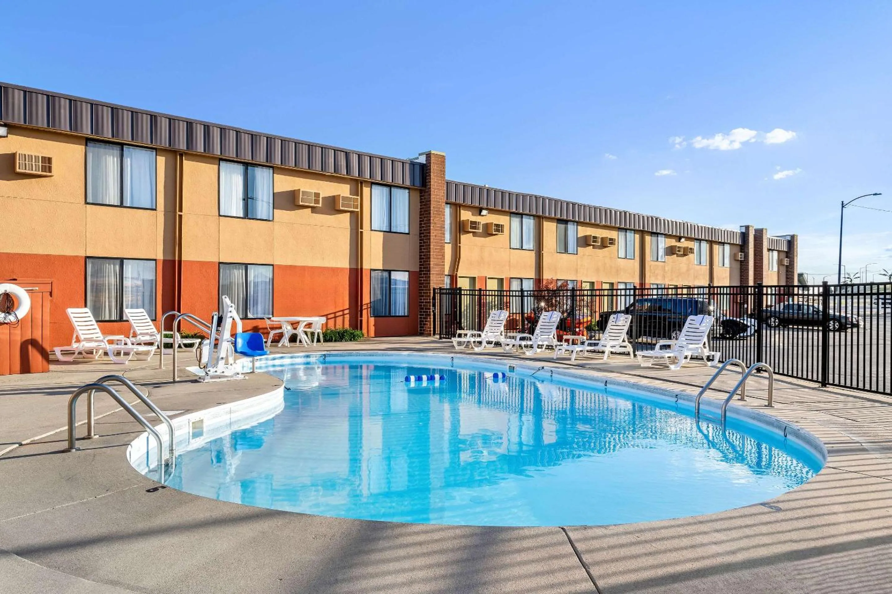 Swimming pool in Econo Lodge Billings