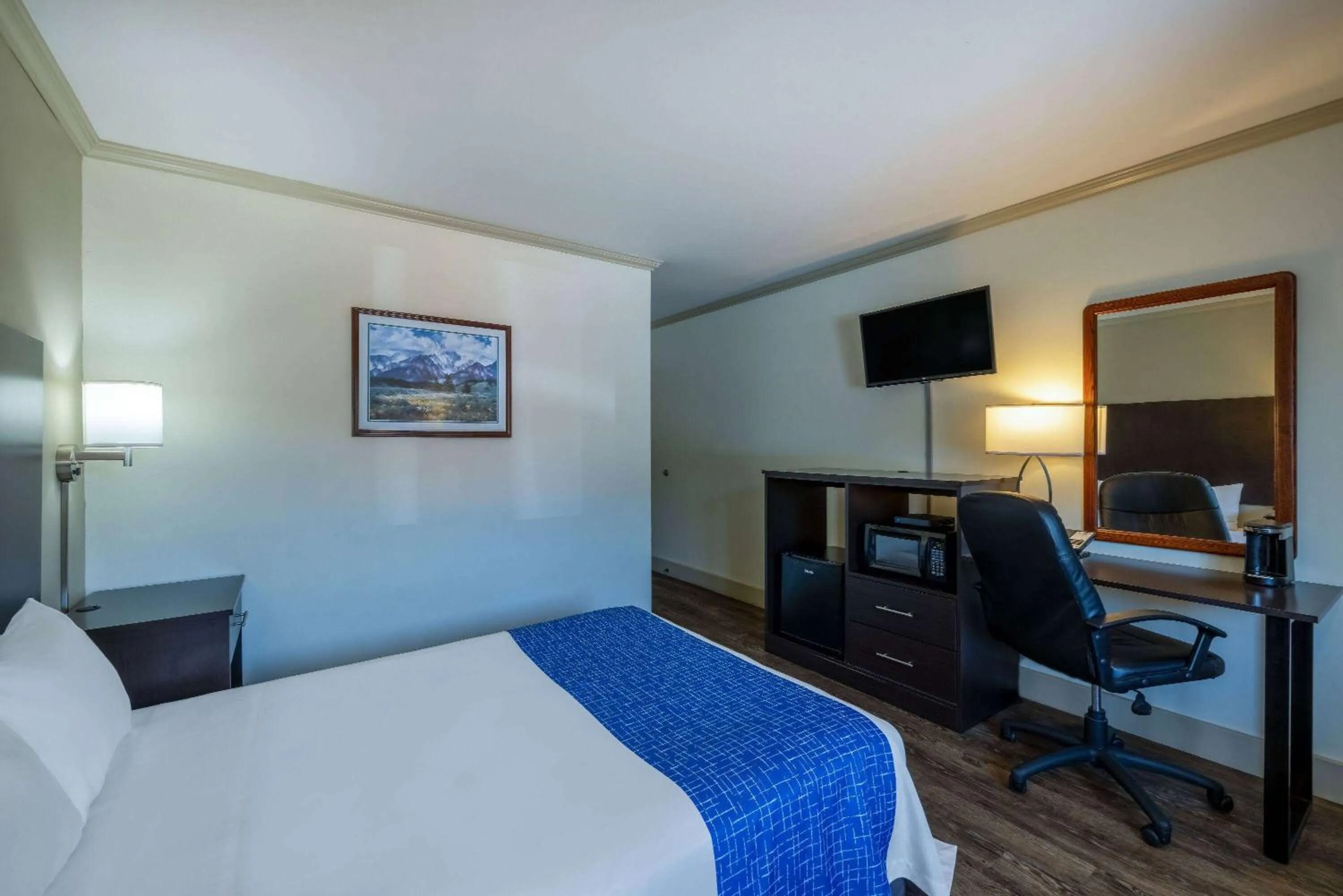 Photo of the whole room, Bed in Travelodge by Wyndham Livingston