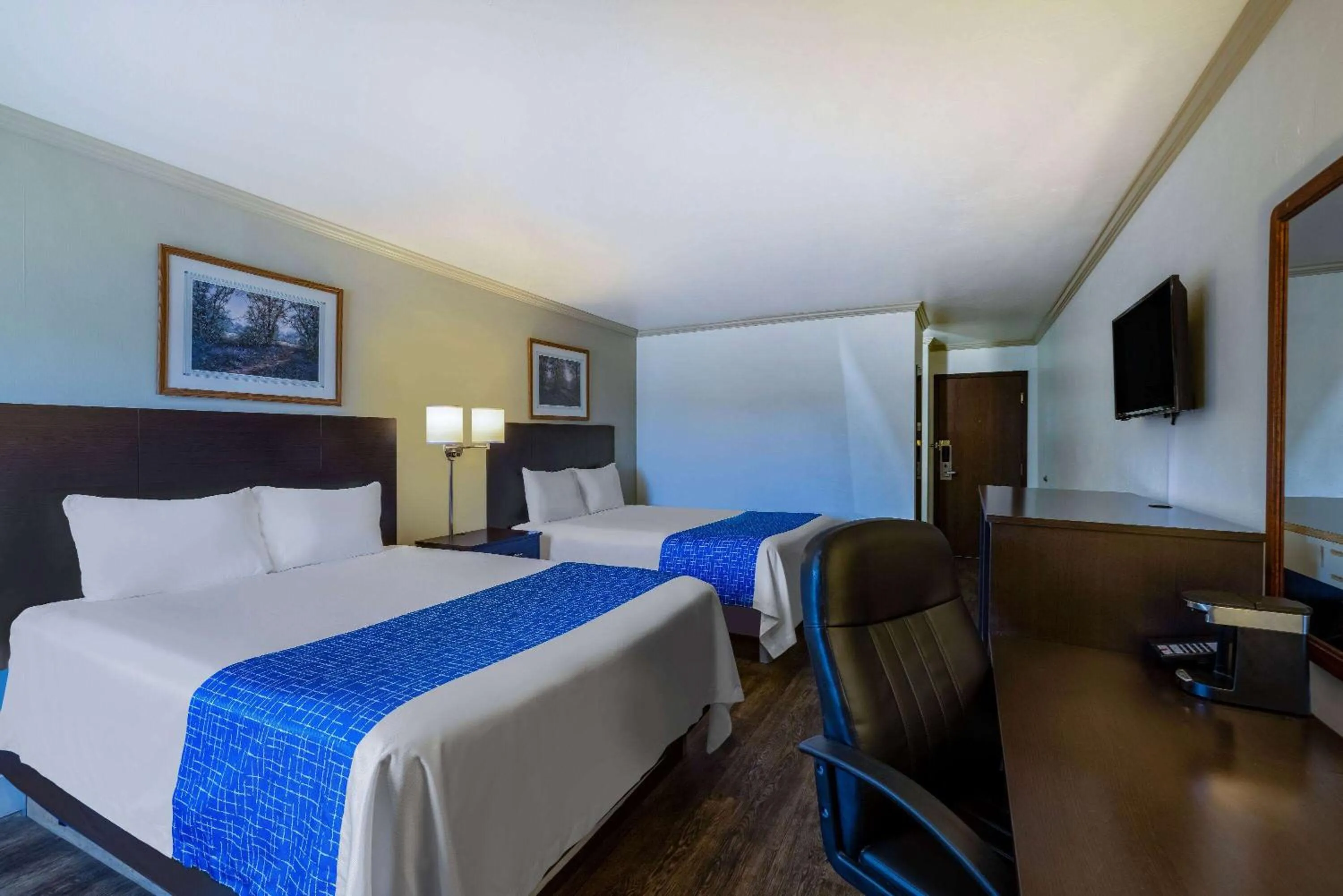 Photo of the whole room, Bed in Travelodge by Wyndham Livingston