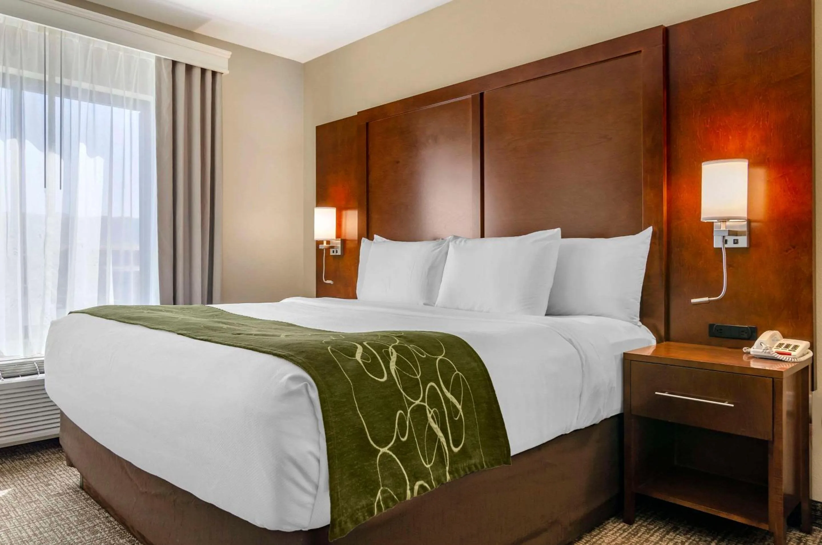 Bedroom, Bed in Comfort Suites Helena Airport