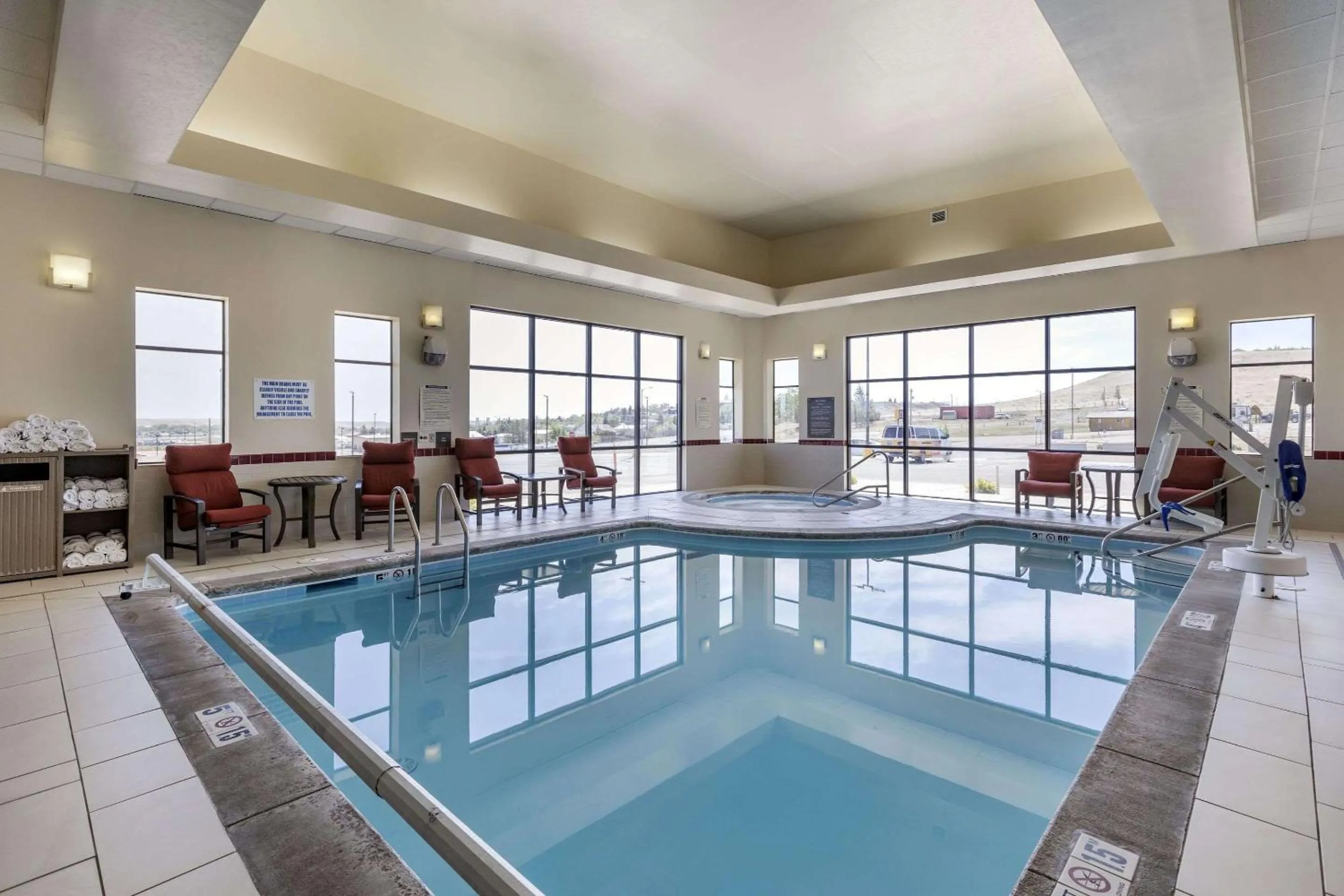 Swimming pool in Comfort Suites Helena Airport