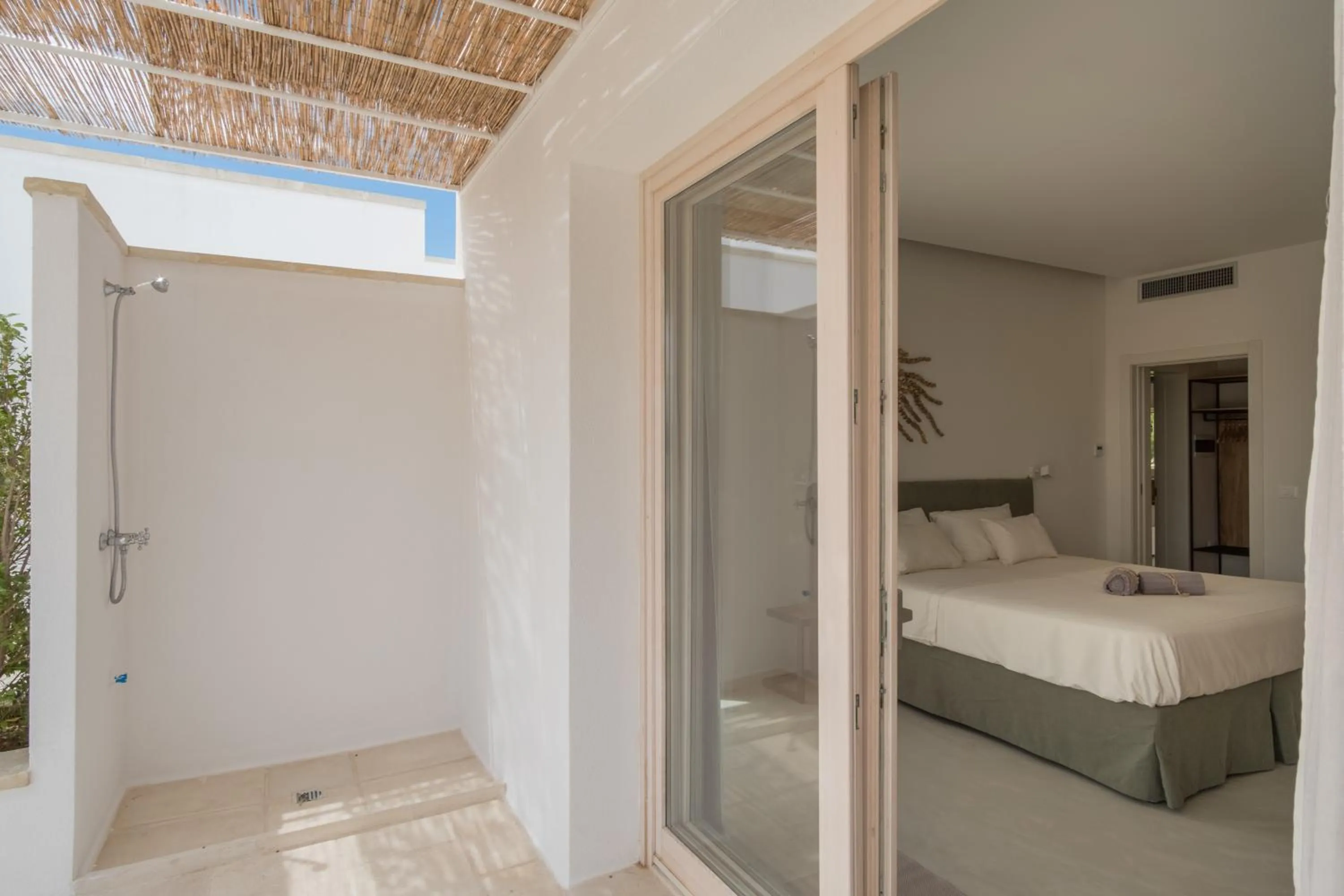 Shower, Bed in Tenuta DonnAnna Agriturismo&Glamping