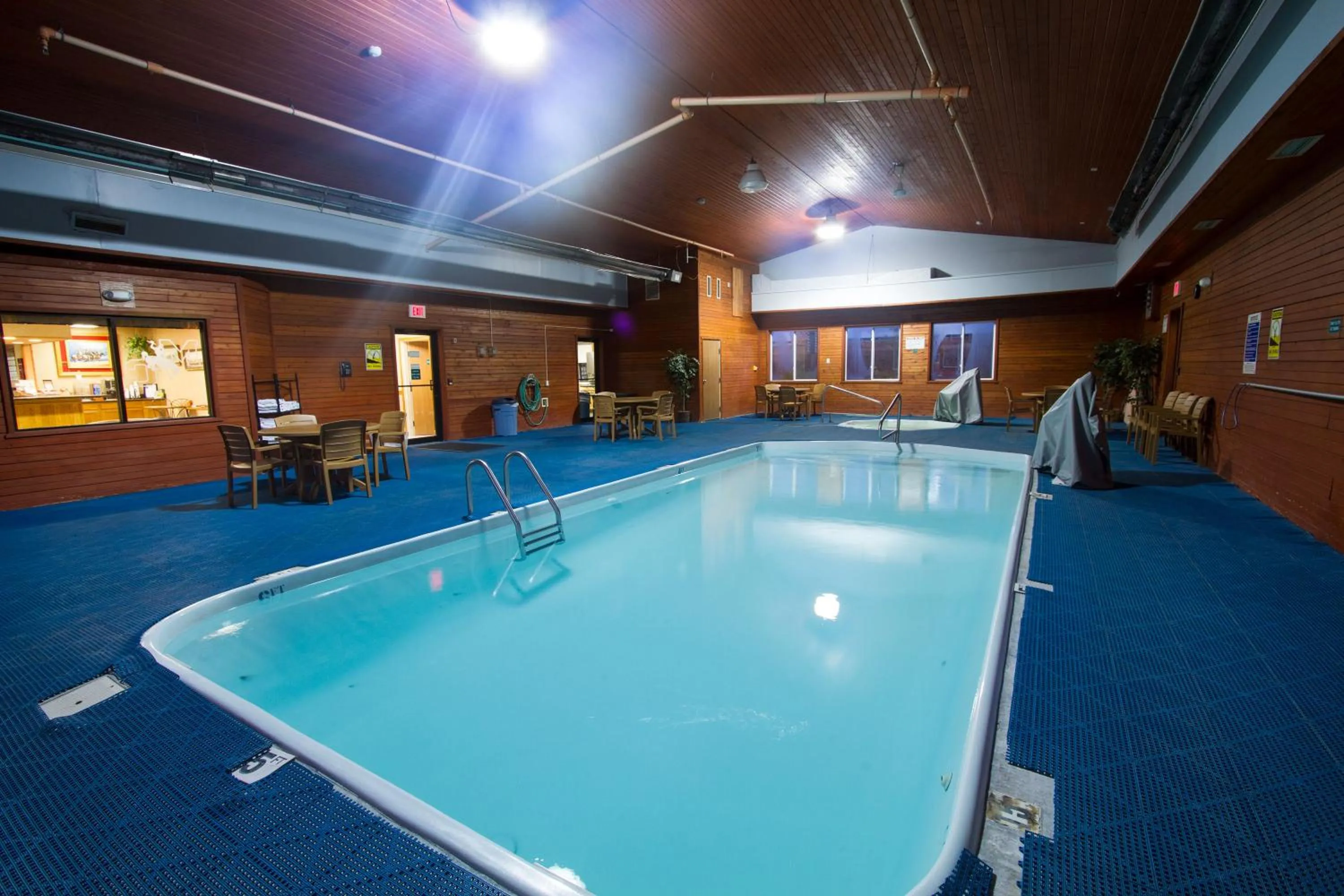 Swimming pool in Miles City Hotel