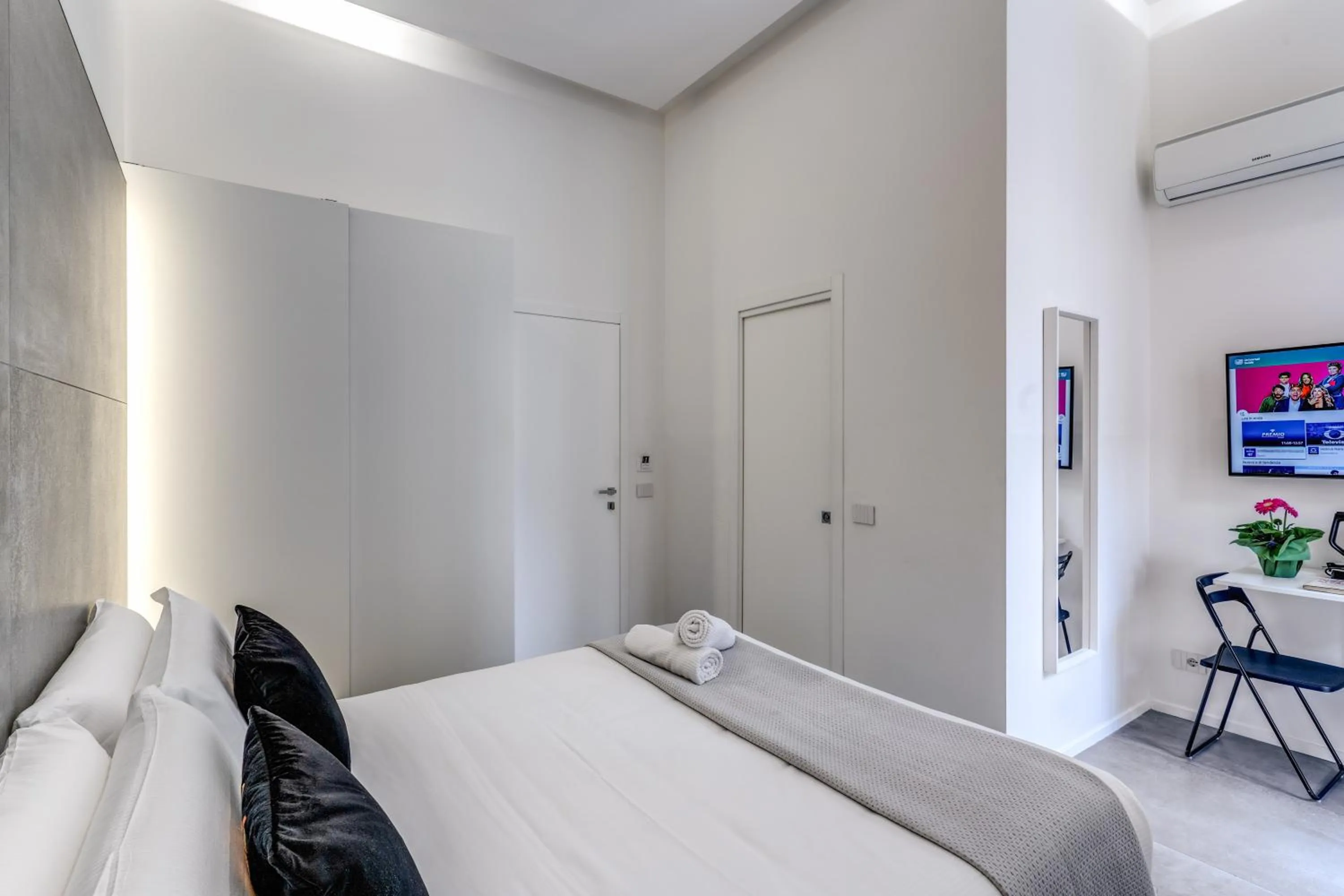 Photo of the whole room, Bed in Gallery Suite Naples