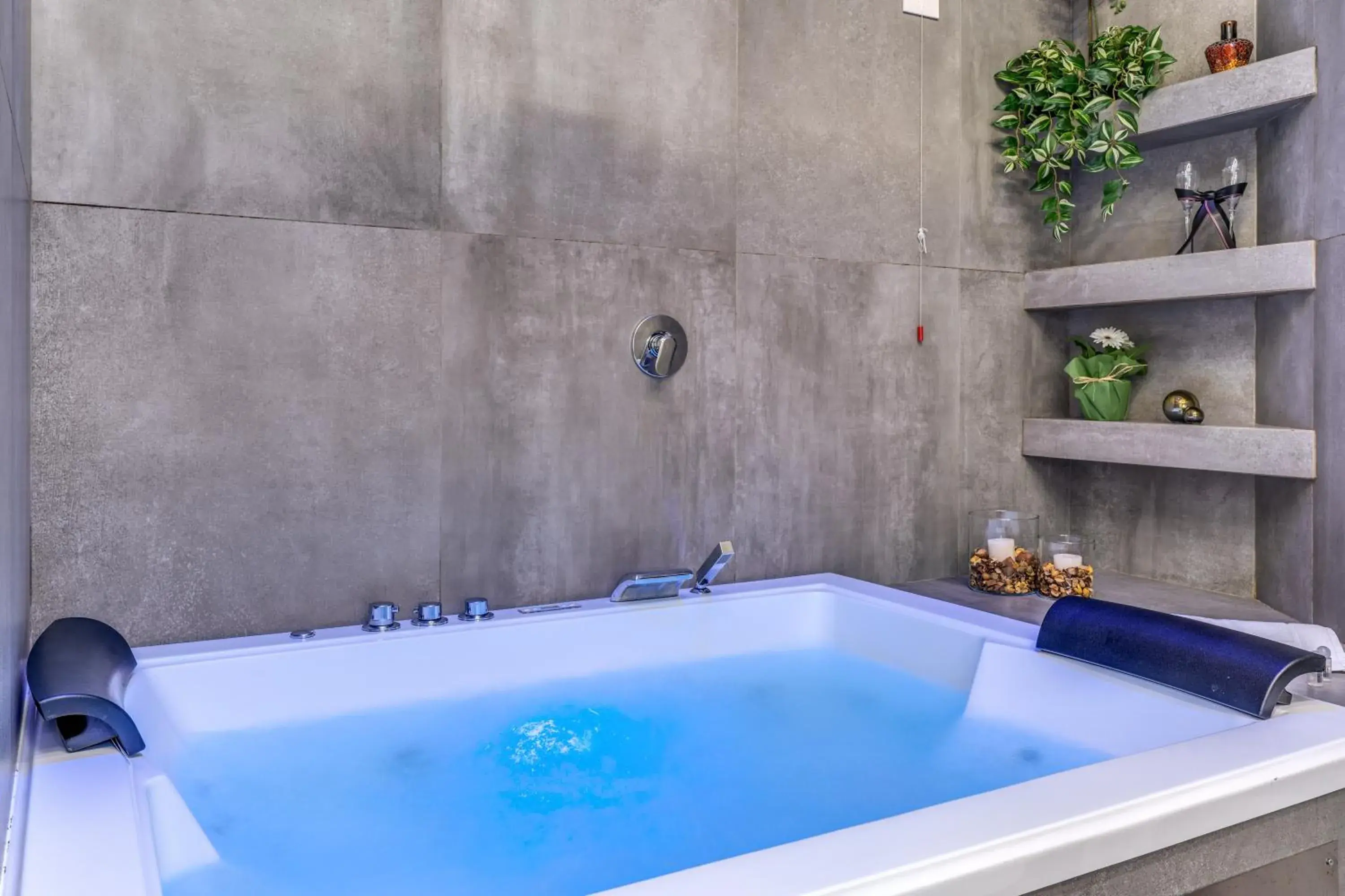 Suite with Hot Tub in Gallery Suite Naples Suite with Hot Tub in Gallery Suite Naples