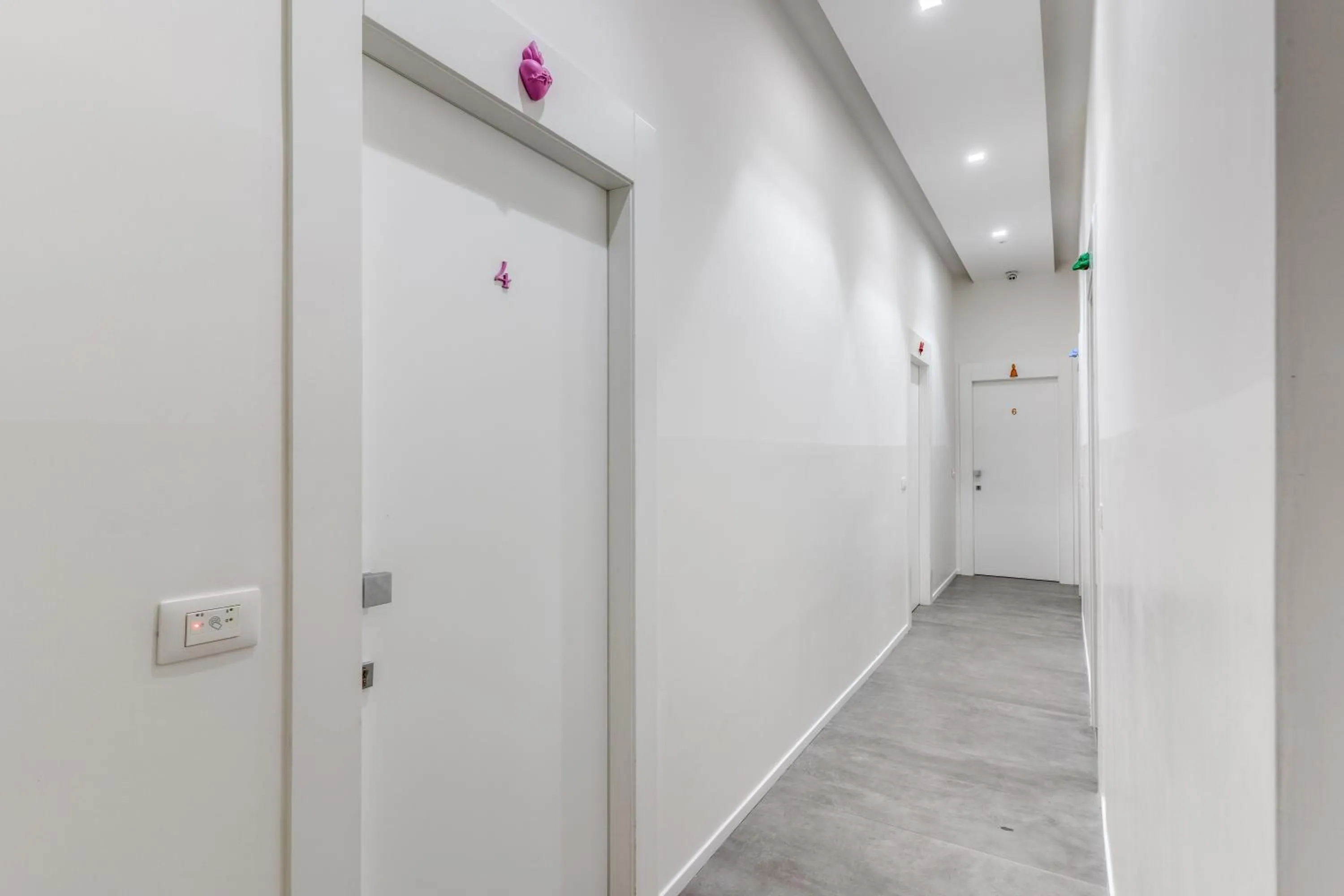 Logo/Certificate/Sign in Gallery Suite Naples