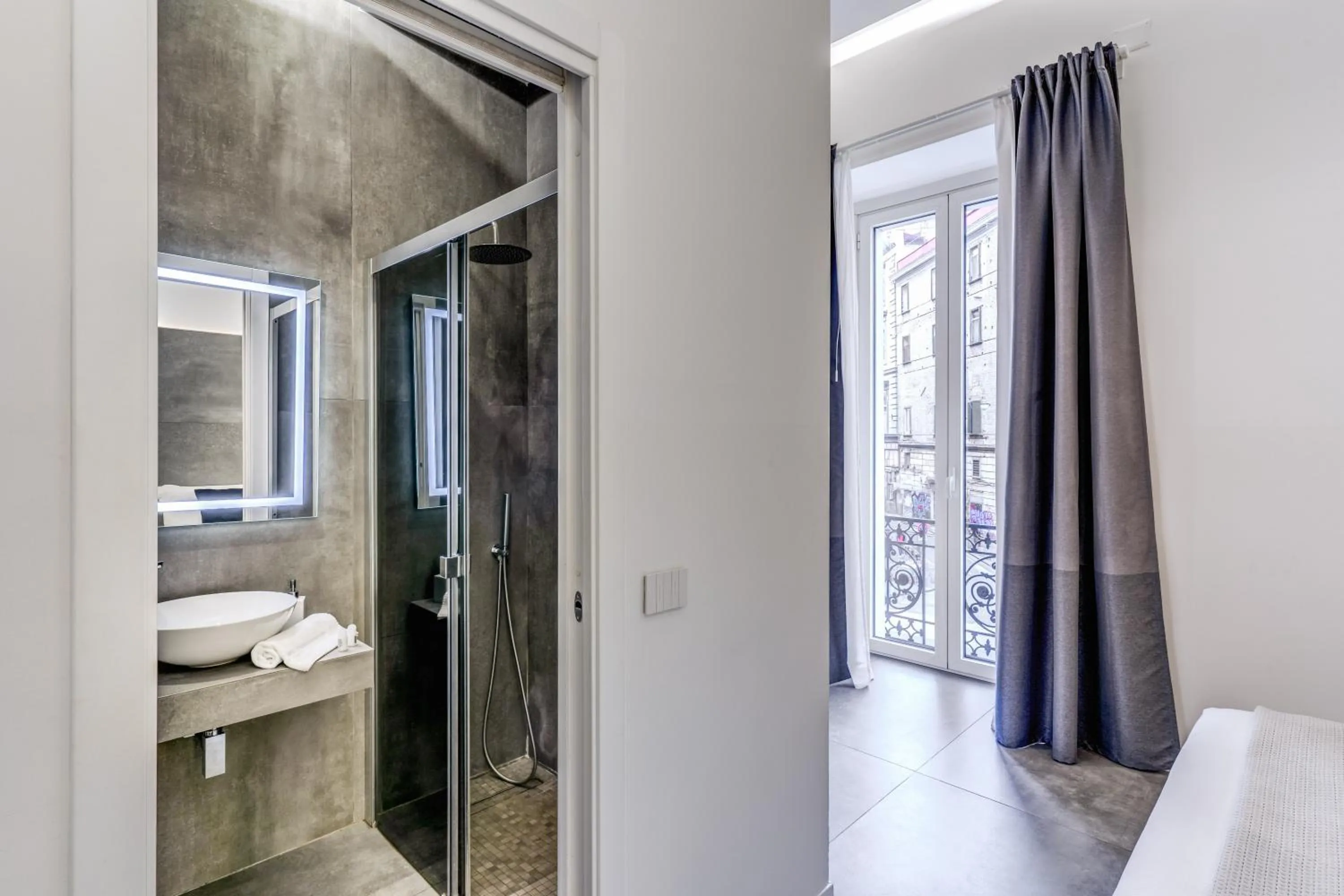 Bathroom, Bed in Gallery Suite Naples
